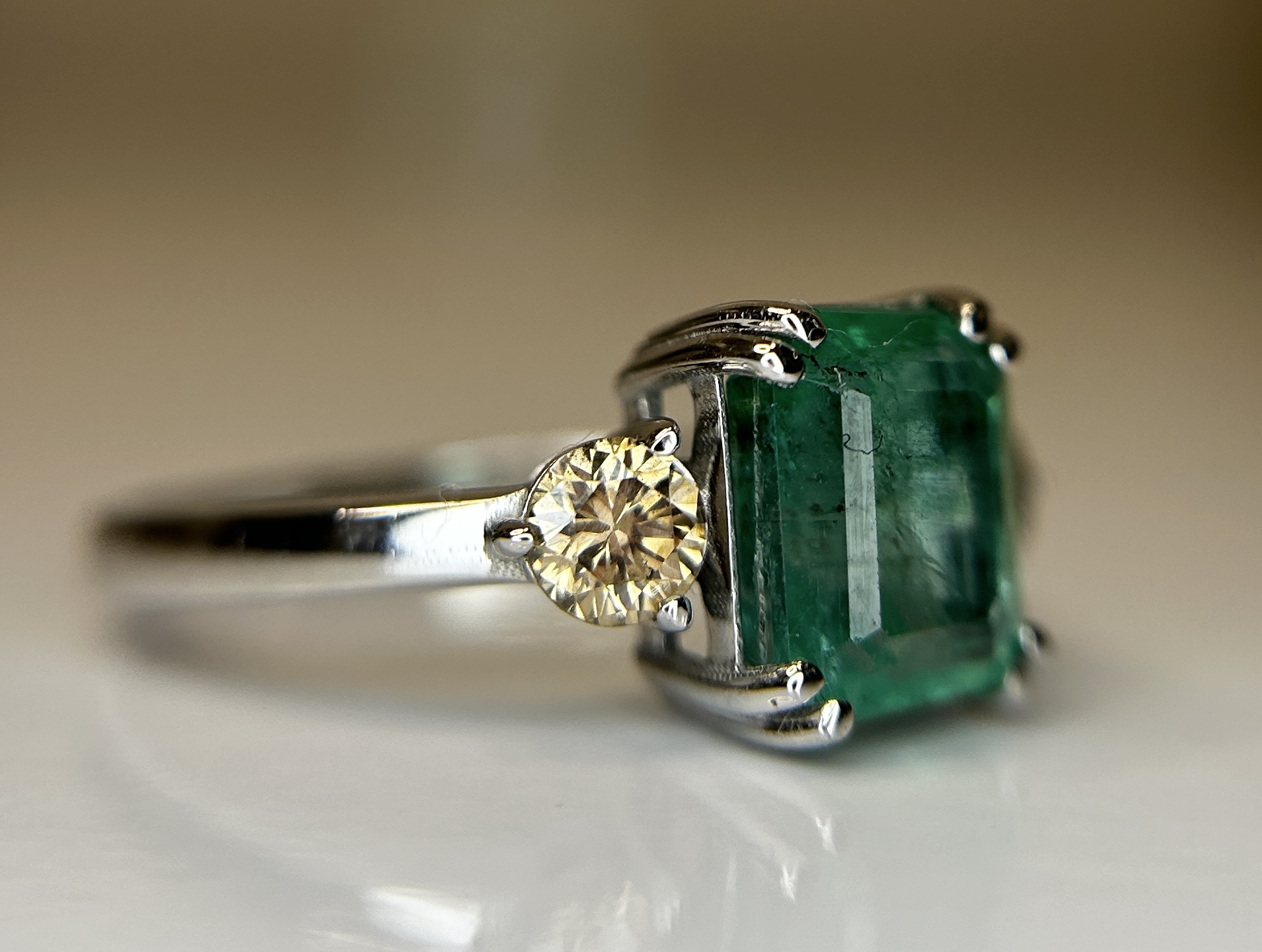 Beautiful Natural Emerald 2.41 CT With Natural Diamonds & 18k Gold - Image 6 of 10