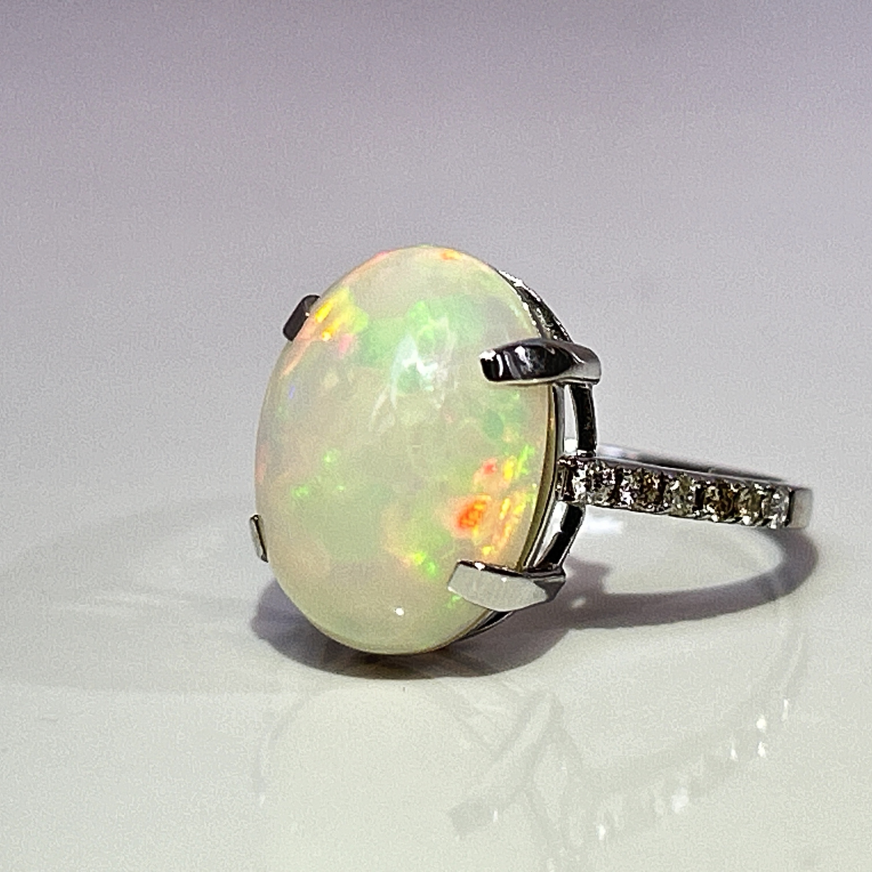 Beautiful Natural Opal 3.86 CT Ring With Natural Diamond and 18k Gold - Image 7 of 14