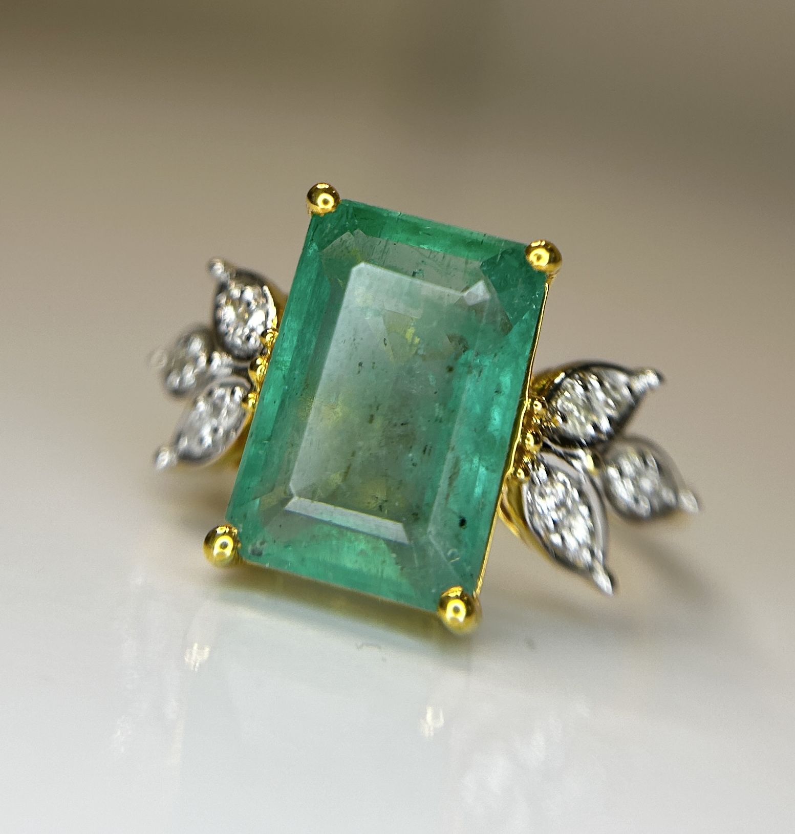 Beautiful Natural Emerald 4.32 CT With Natural Diamonds & 18k Gold - Image 6 of 9