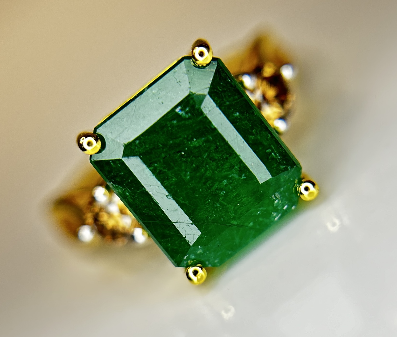 Beautiful Natural Emerald 4.76 CT With Natural Diamonds & 18k Gold - Image 6 of 10