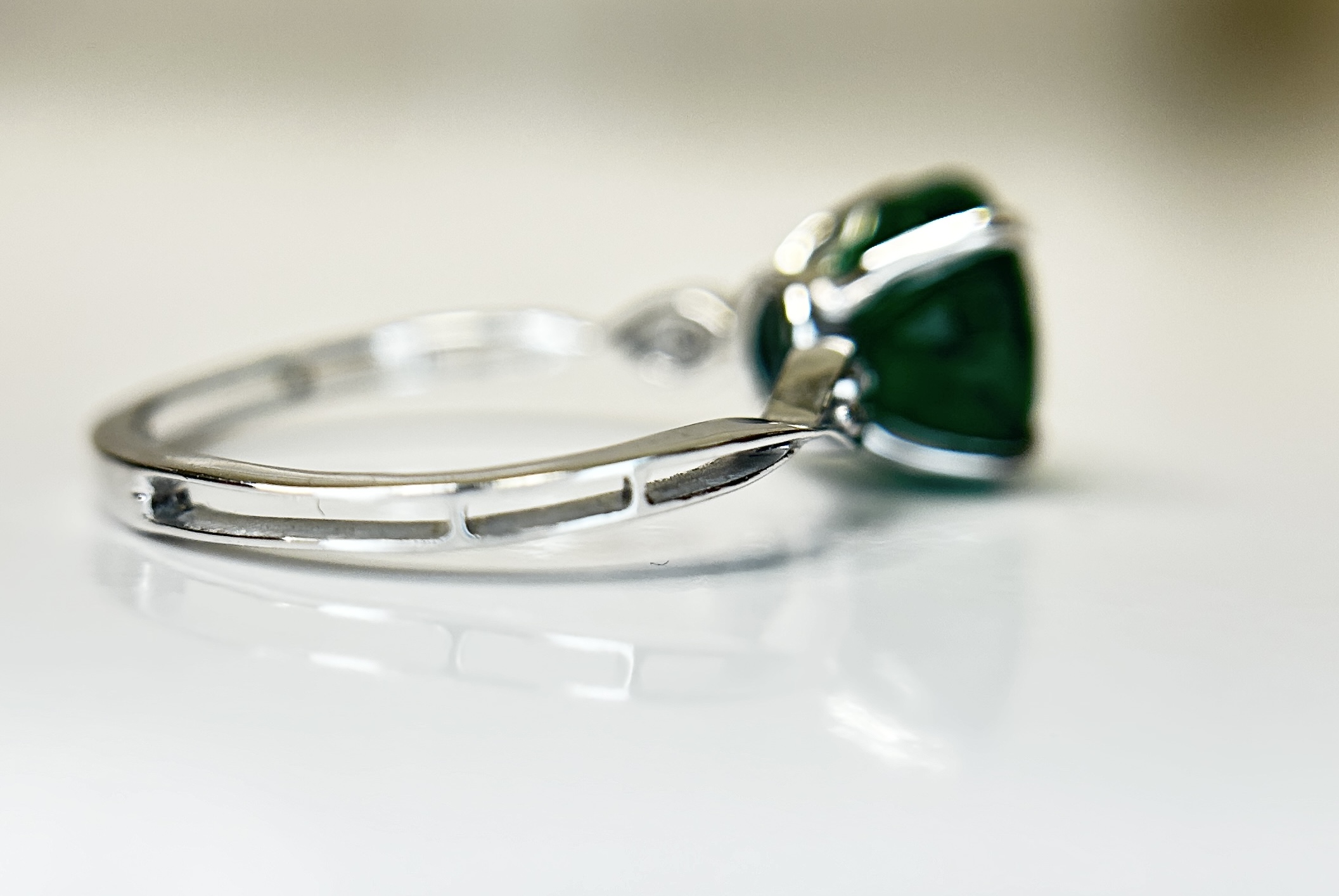 Beautiful 2.74 CT Natural Emerald Ring With Natural Diamonds & Platinum 950 - Image 7 of 11