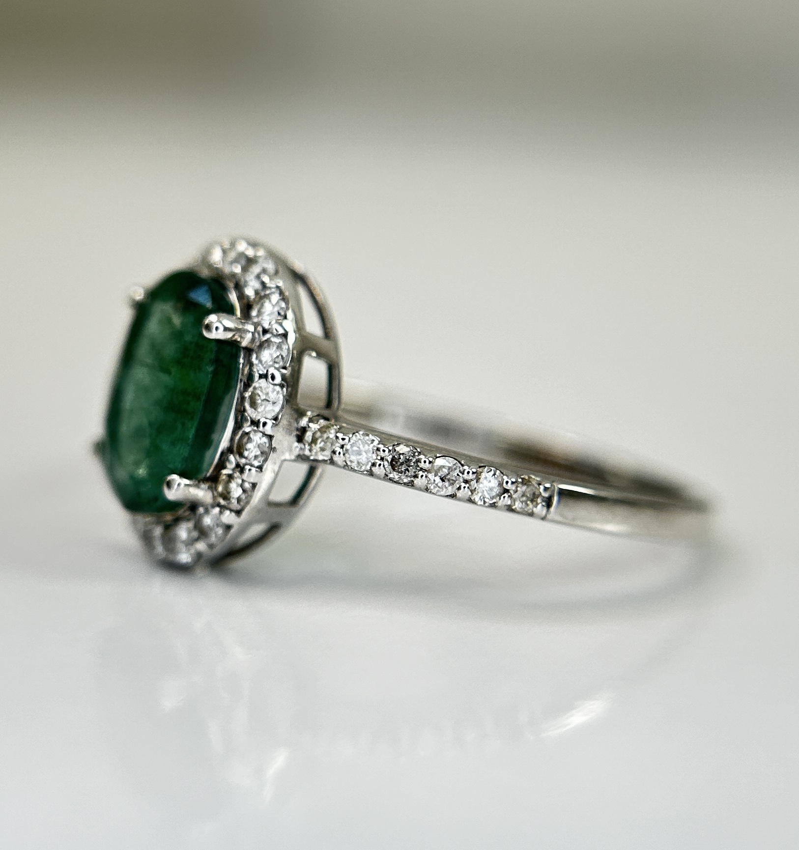 Beautiful Natural Emerald 1.22CT With Natural Diamonds & 18k Gold - Image 3 of 9