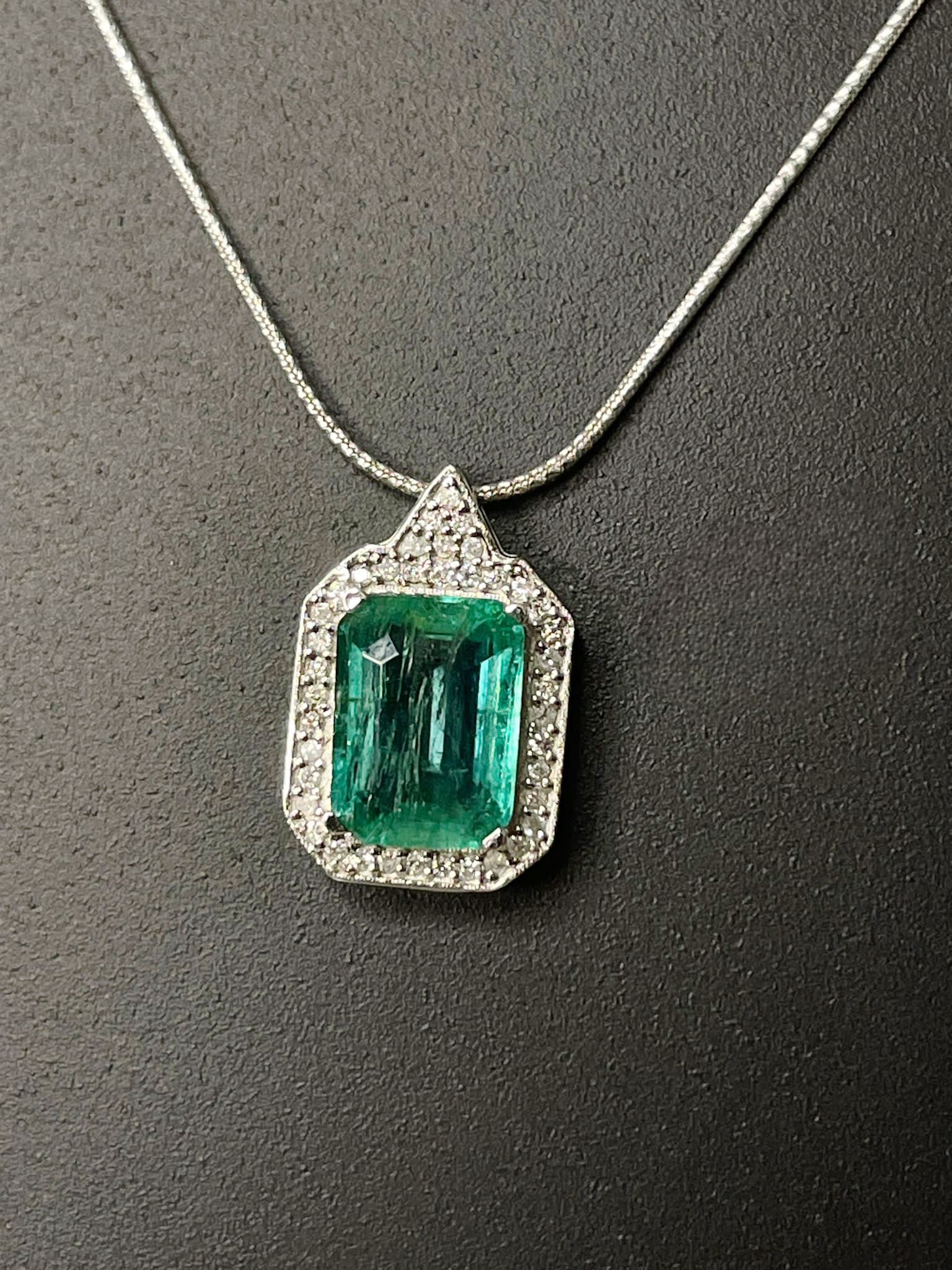 Beautiful 2.68 CT Natural Emerald Pendant With Diamonds & Platinum 950 - Image 4 of 6