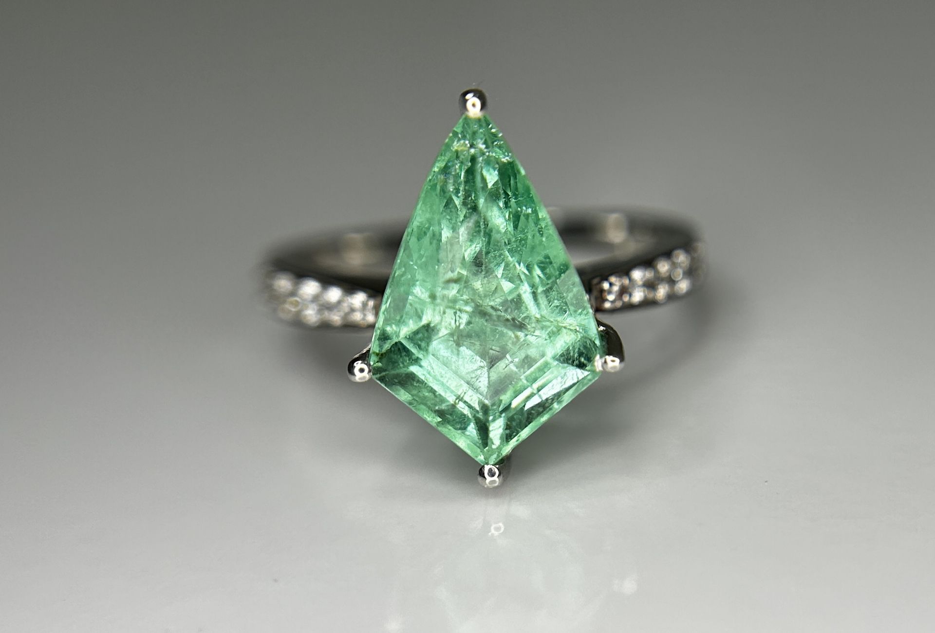 Beautiful Natural Columbian Emerald 3.63 CT With Natural Diamonds & 14k Gold