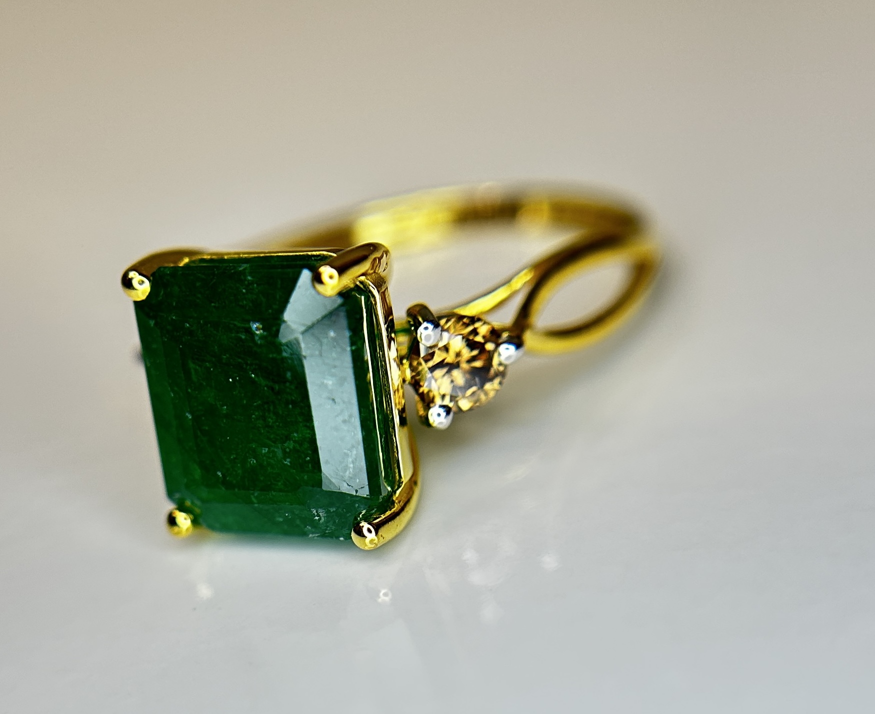 Beautiful Natural Emerald 4.76 CT With Natural Diamonds & 18k Gold - Image 8 of 10