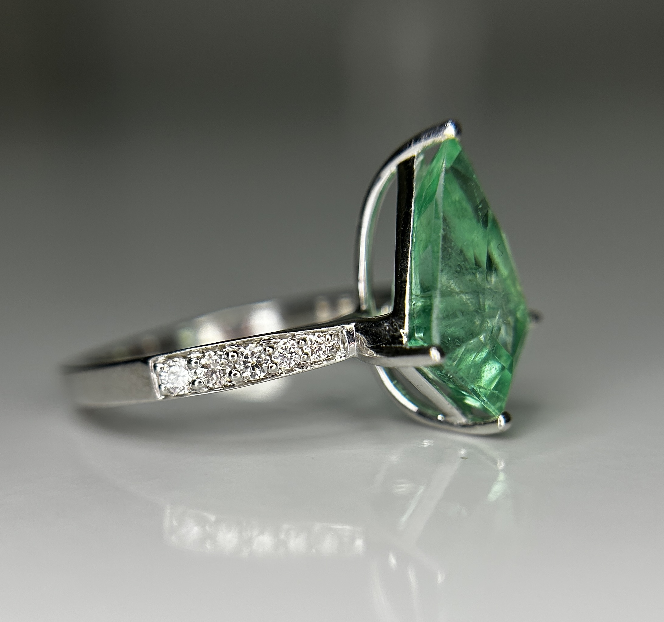 Beautiful Natural Columbian Emerald 3.63 CT With Natural Diamonds & 14k Gold - Image 6 of 13