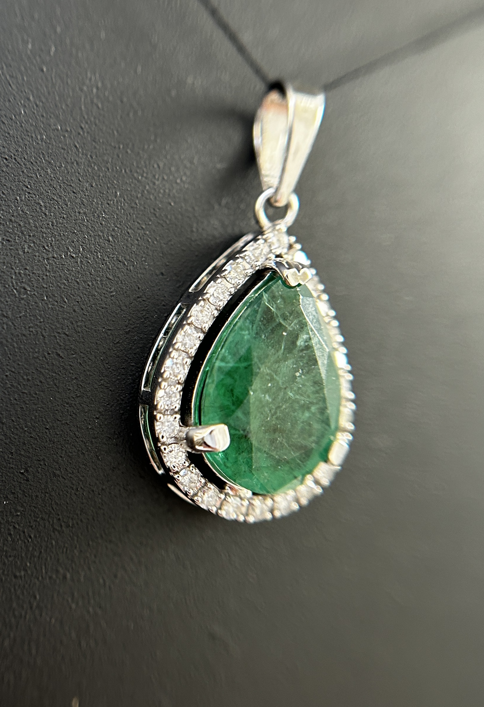 Beautiful Natural Emerald 4.16CT With Natural Diamonds & 18k Gold - Image 2 of 10