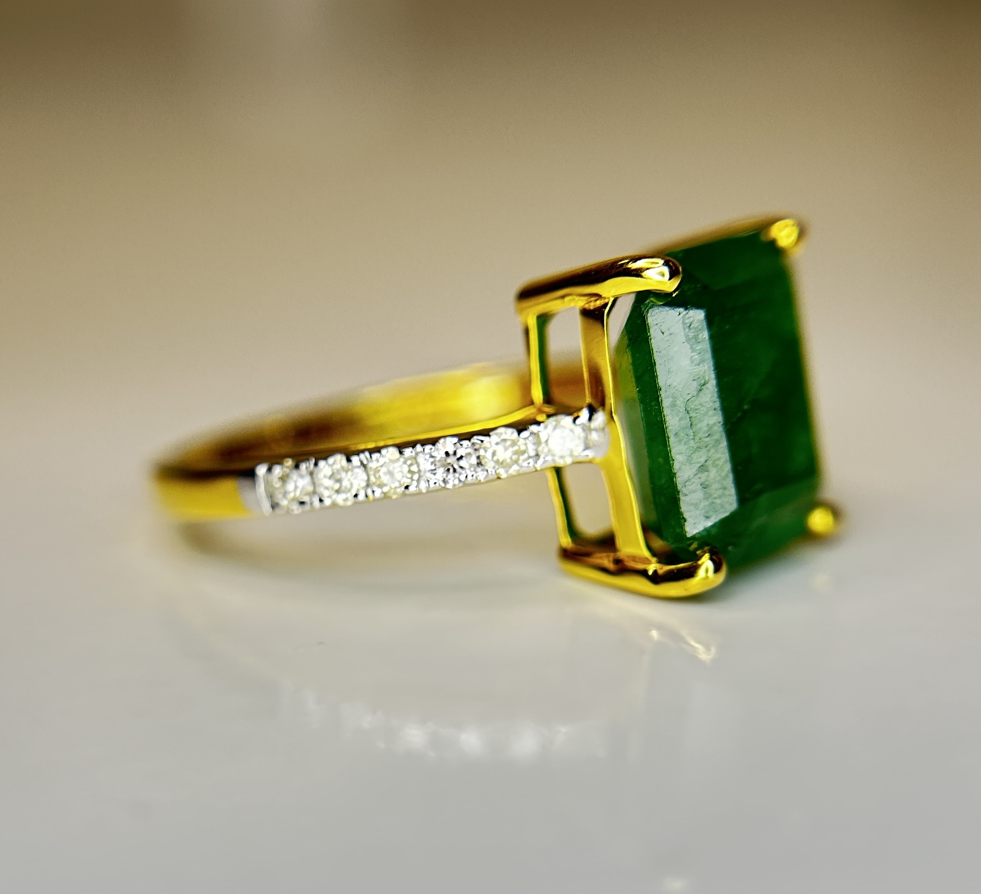 Beautiful Natural Emerald 2.96 CT With Natural Diamonds & 18k Gold - Image 5 of 9