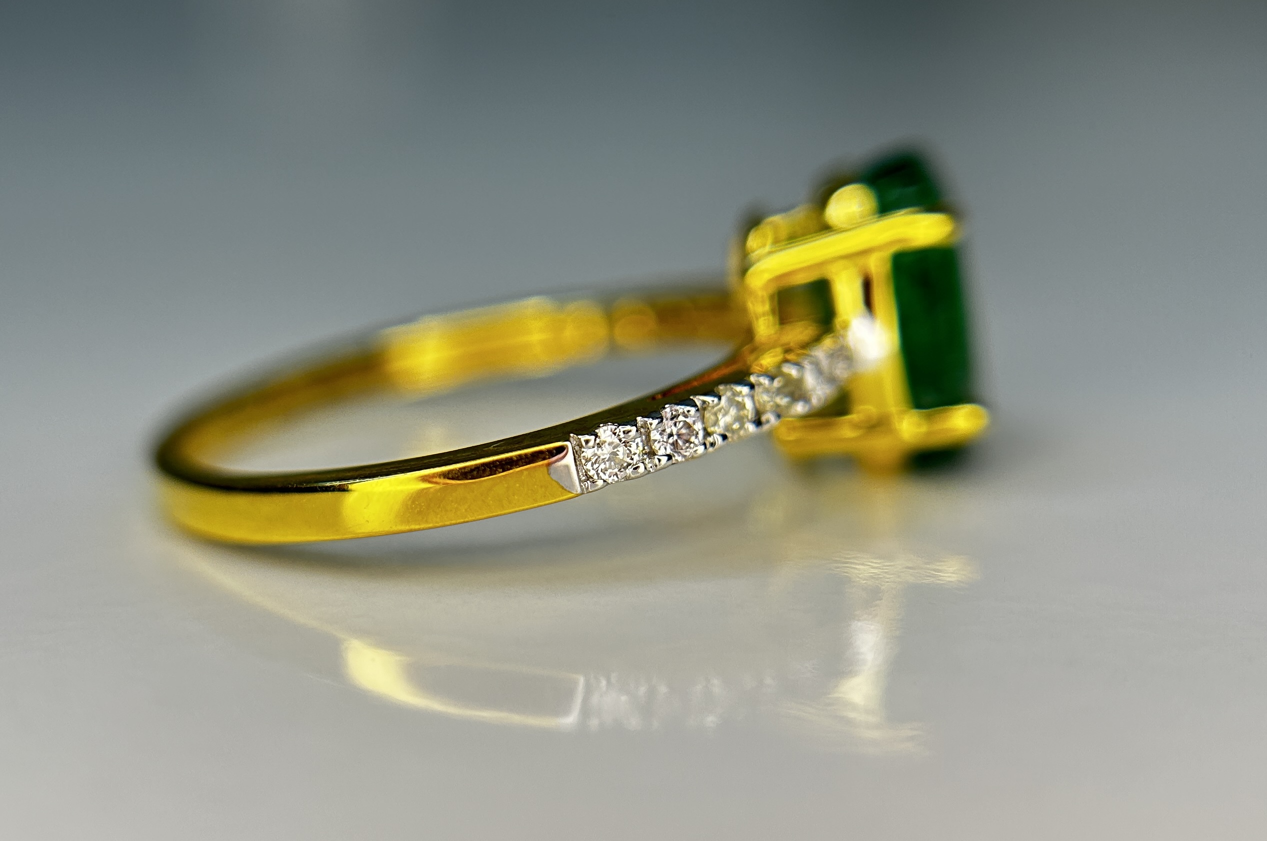 Beautiful Natural Emerald 2.02 CT With Natural Diamonds & 18k Gold - Image 5 of 8