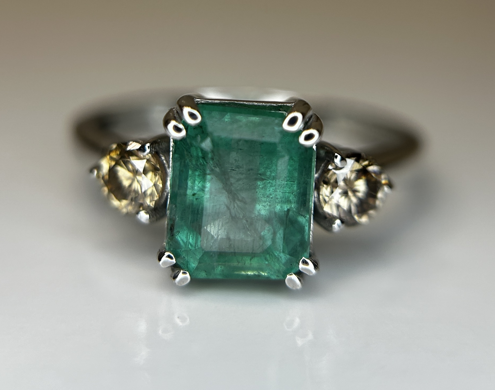 Beautiful Natural Emerald 2.41 CT With Natural Diamonds & 18k Gold - Image 8 of 10