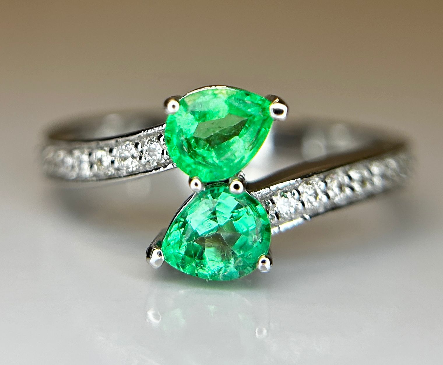 Slytherin Harry Potter Natural Emerald Ring With Natural Diamonds and 18k Gold - Image 5 of 7