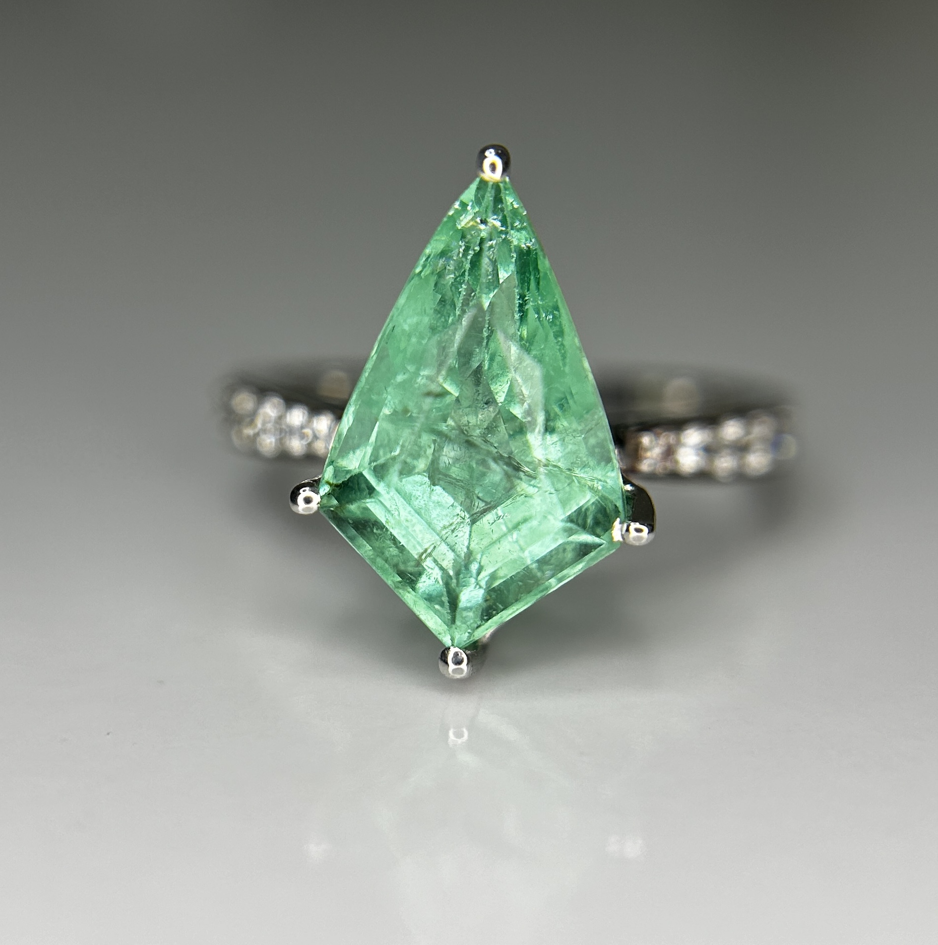Beautiful Natural Columbian Emerald 3.63 CT With Natural Diamonds & 14k Gold - Image 3 of 13