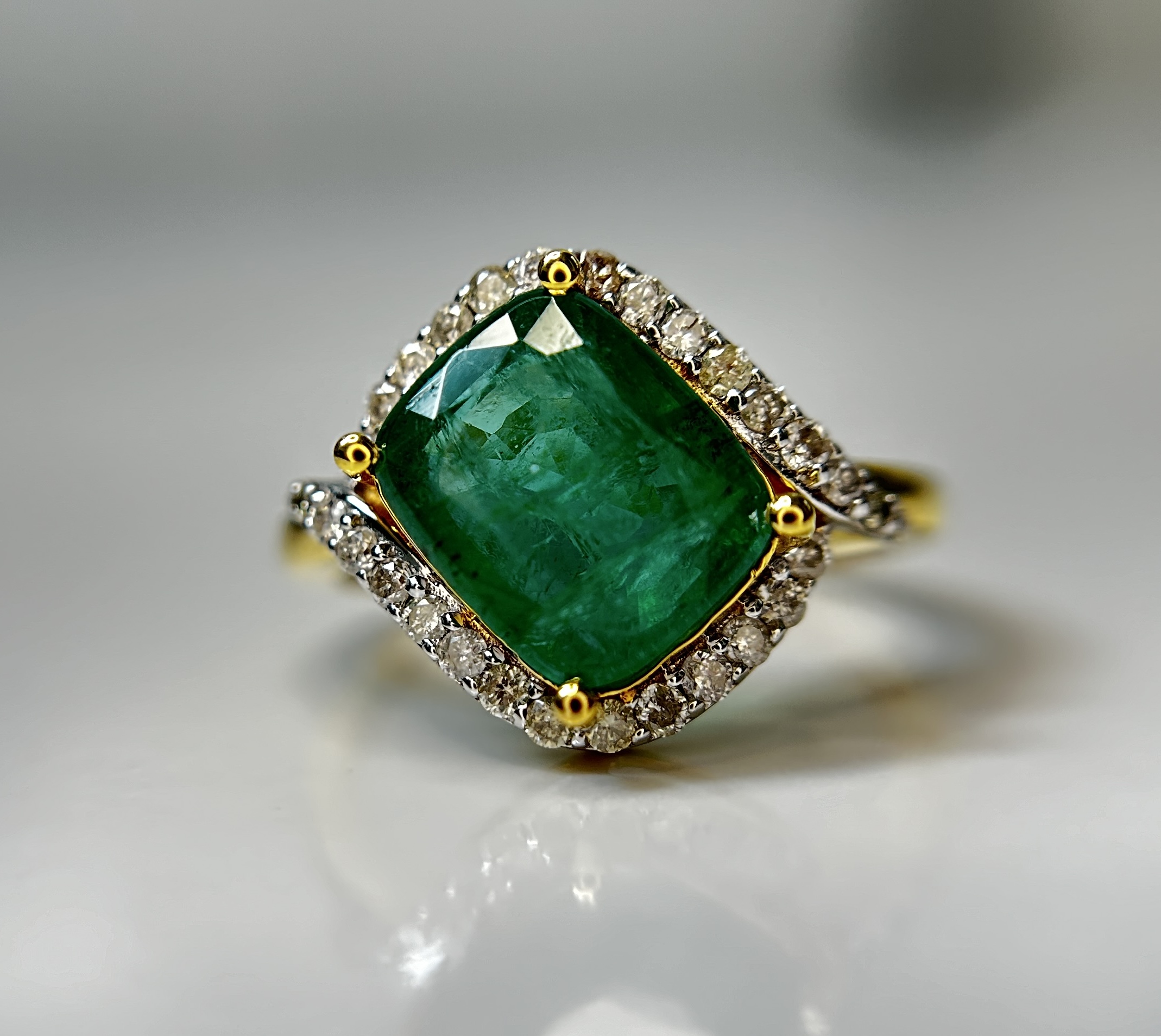 Beautiful Natural Emerald 3.04 CT With Natural Diamonds & 18k Gold - Image 12 of 13