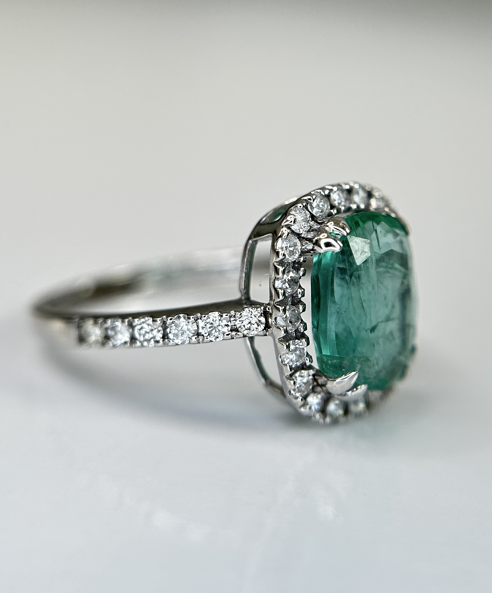 Beautiful Natural Emerald 2.42 CT With Natural Diamonds & 18k Gold - Image 5 of 9