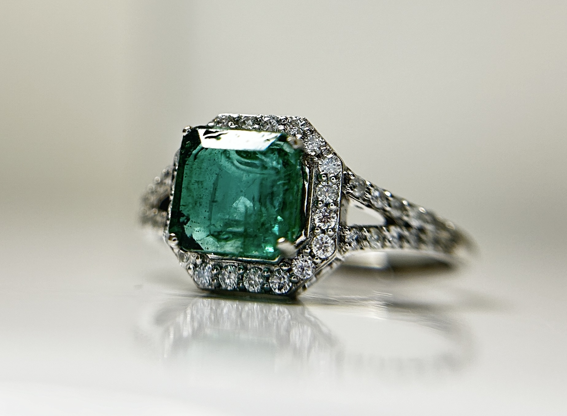 Beautiful 1.64 CT Natural Emerald Ring With Natural Diamonds & Platinum 950 - Image 9 of 10