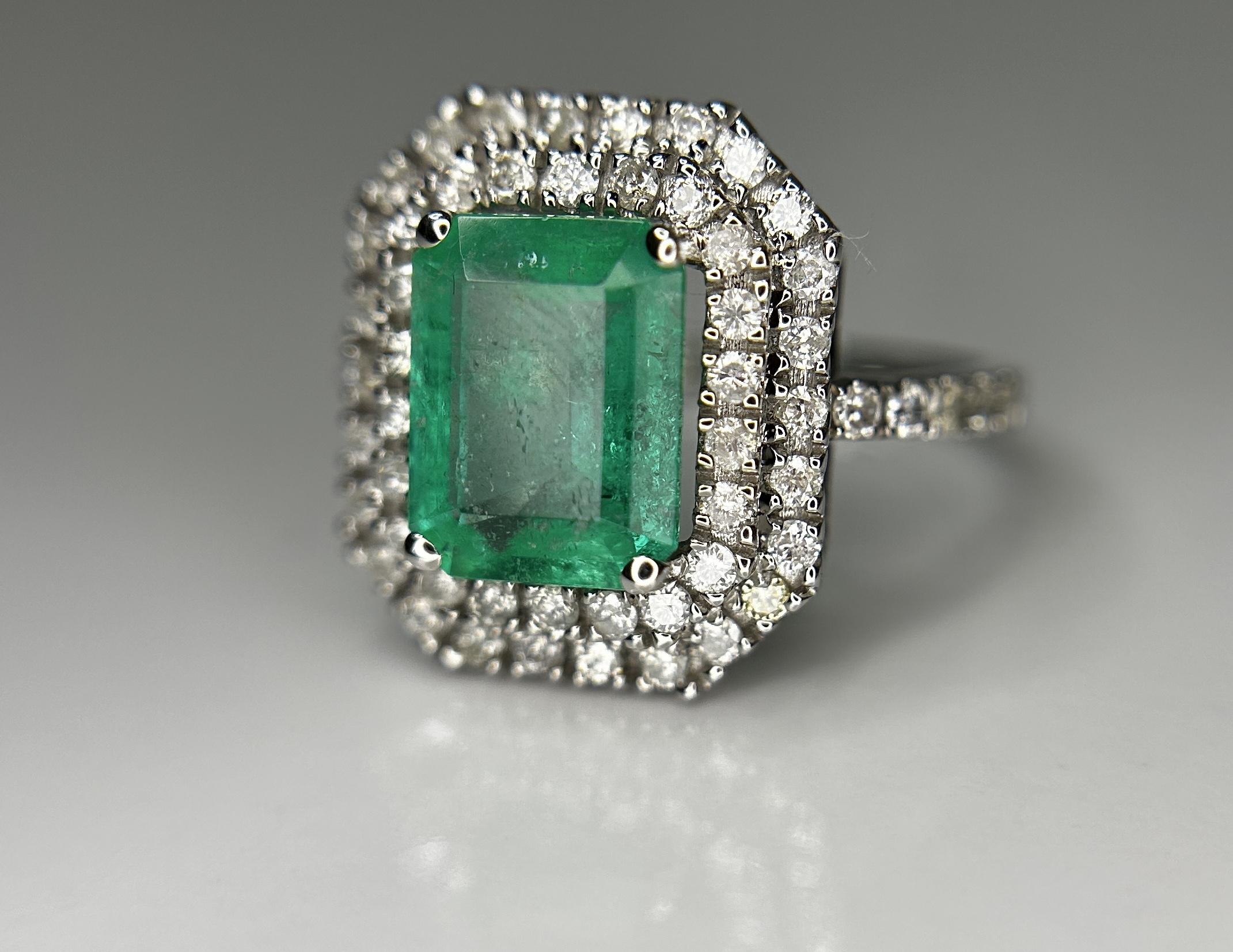 Beautiful Natural Columbian Emerald 2.23 CT With Natural Diamonds & 18k Gold - Image 3 of 14