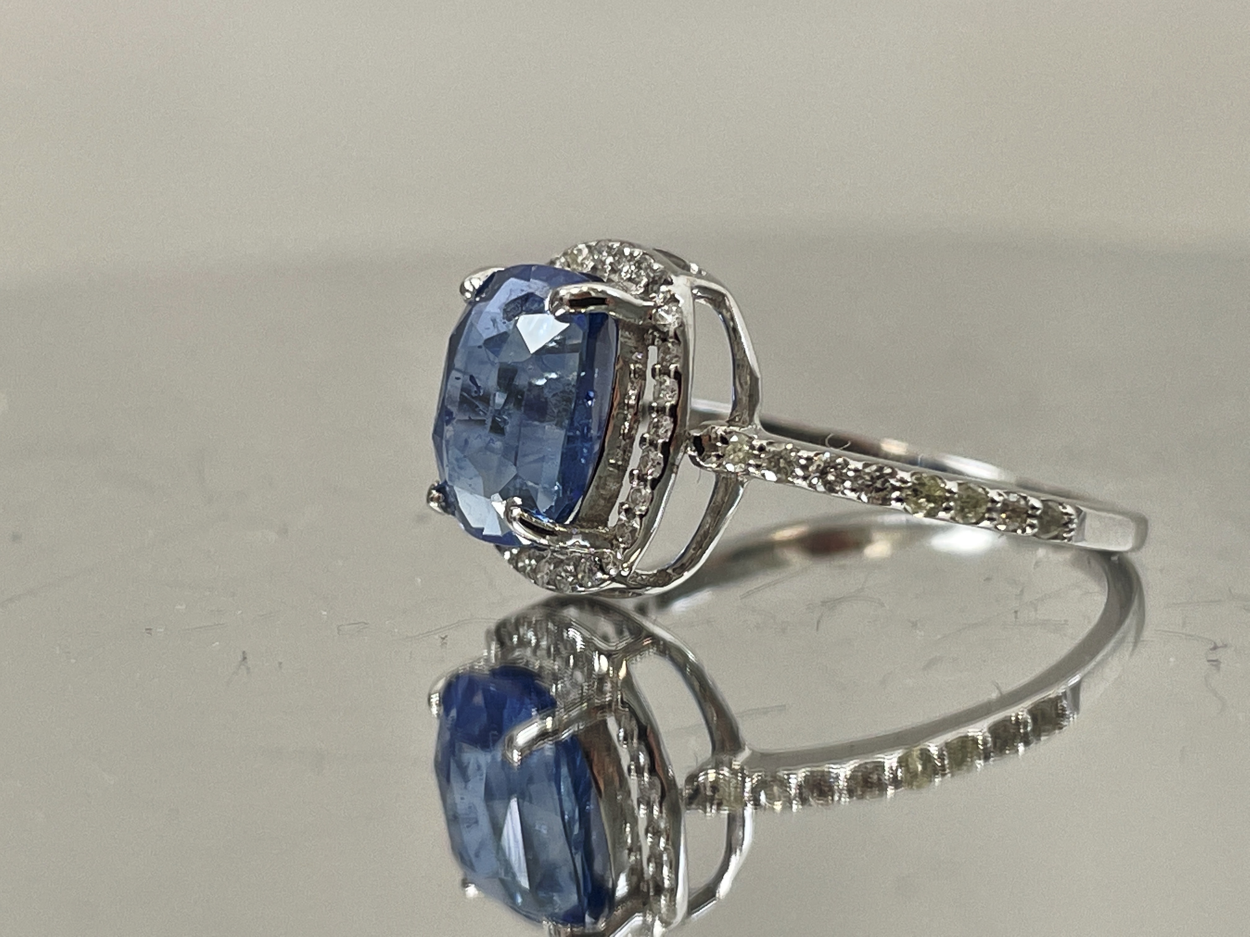Beautiful 2.65 CT Natural Ceylon Cornflour Blue Sapphire Diamonds & 18k Gold - Image 3 of 7