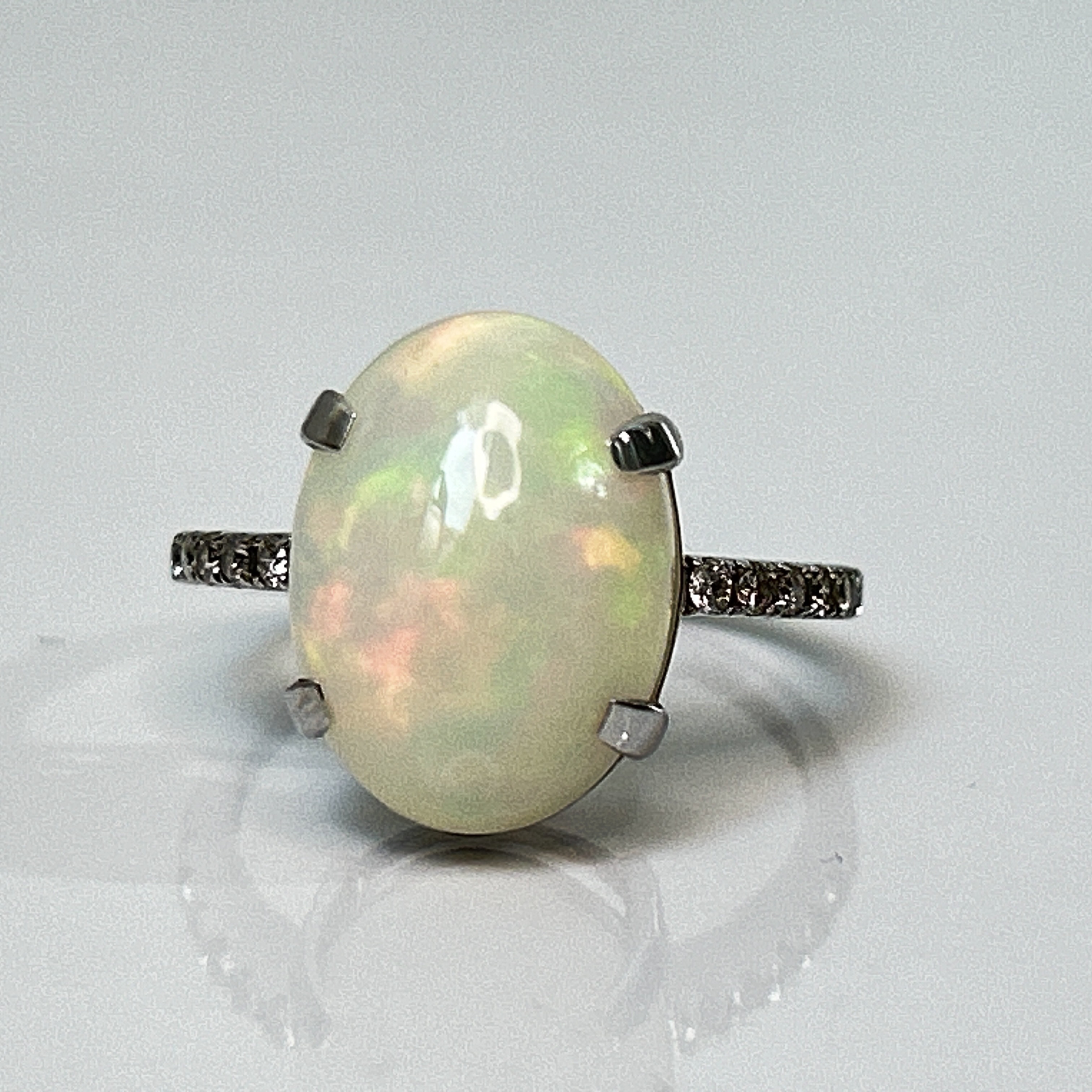 Beautiful Natural Opal 3.86 CT Ring With Natural Diamond and 18k Gold - Image 3 of 14