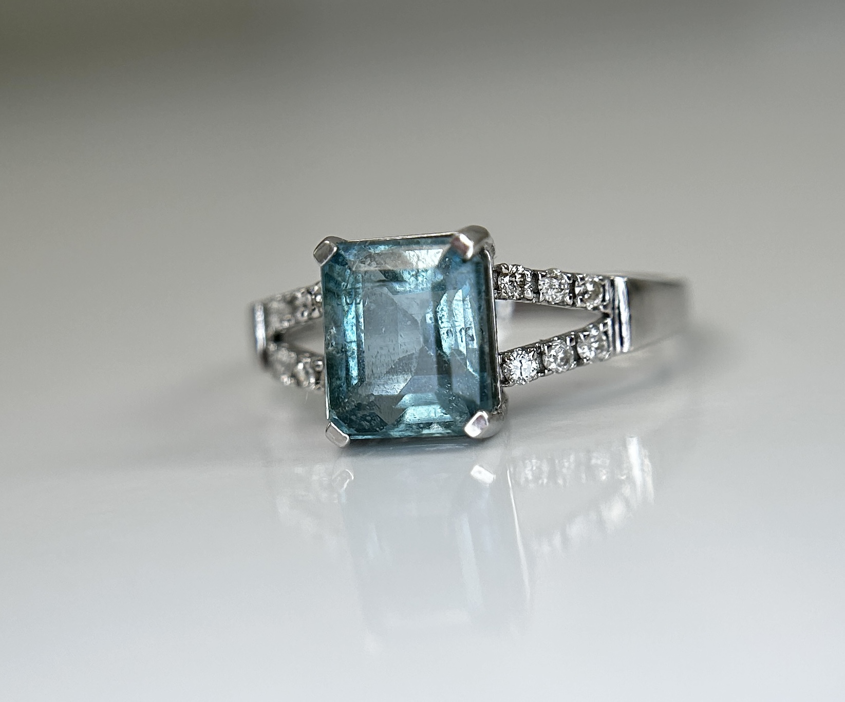 Beautiful Natural Rare Blue Emerald 2.39 CT With Natural Diamonds & 18k Gold - Image 7 of 11