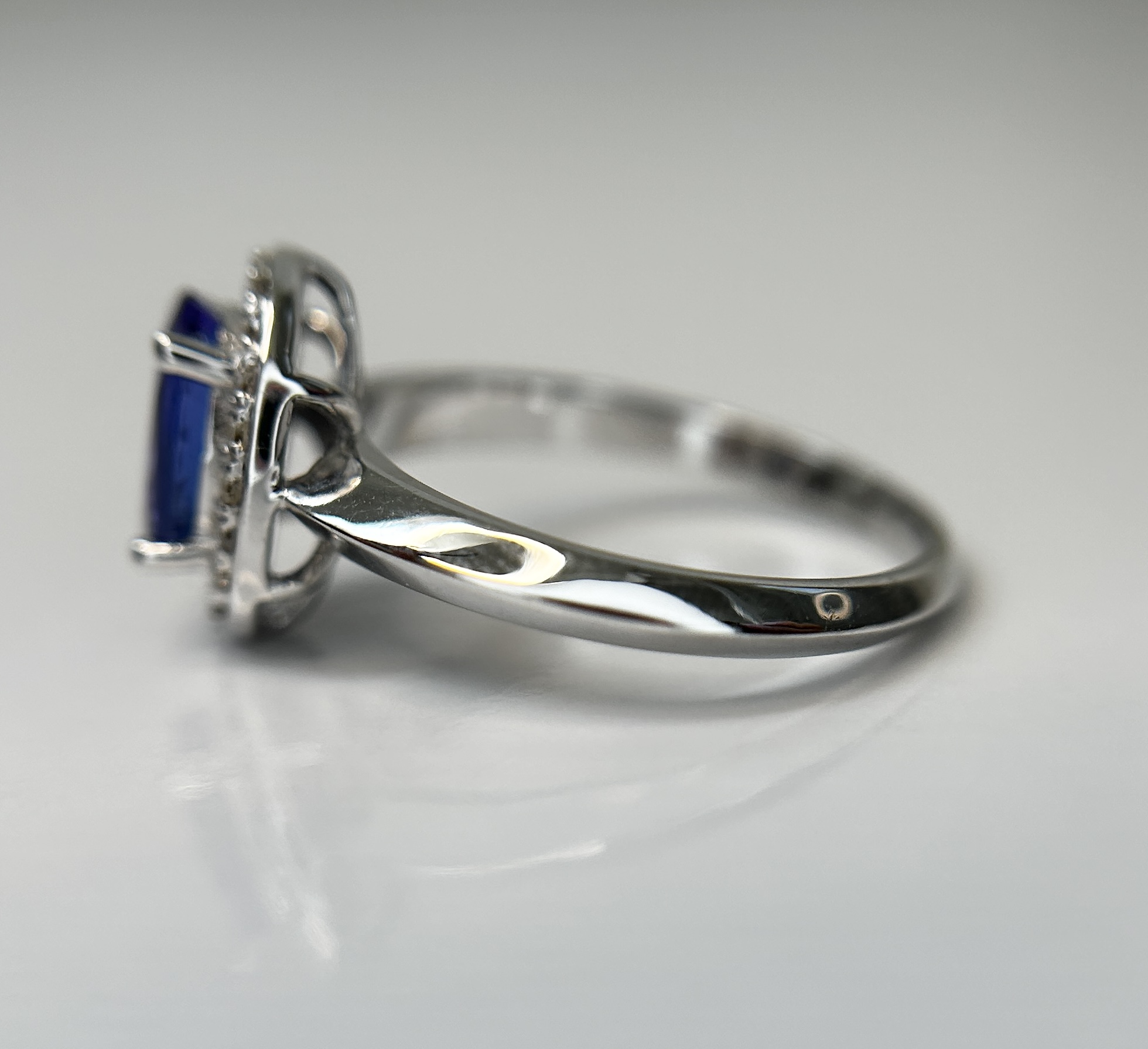 Beautiful Natural Tanzanite Ring With Diamonds and 18k Gold - Image 7 of 9