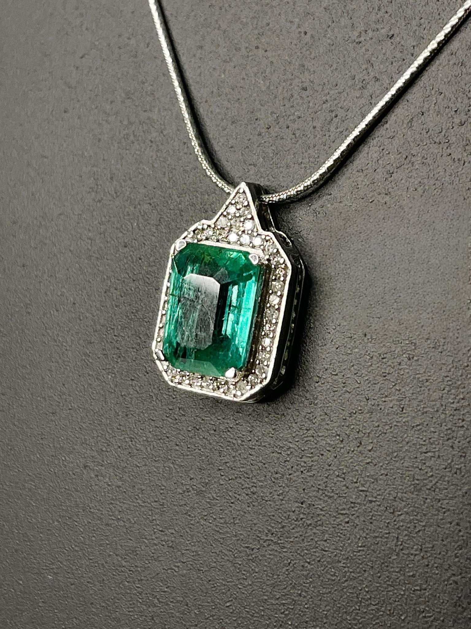 Beautiful 2.68 CT Natural Emerald Pendant With Diamonds & Platinum 950 - Image 3 of 6