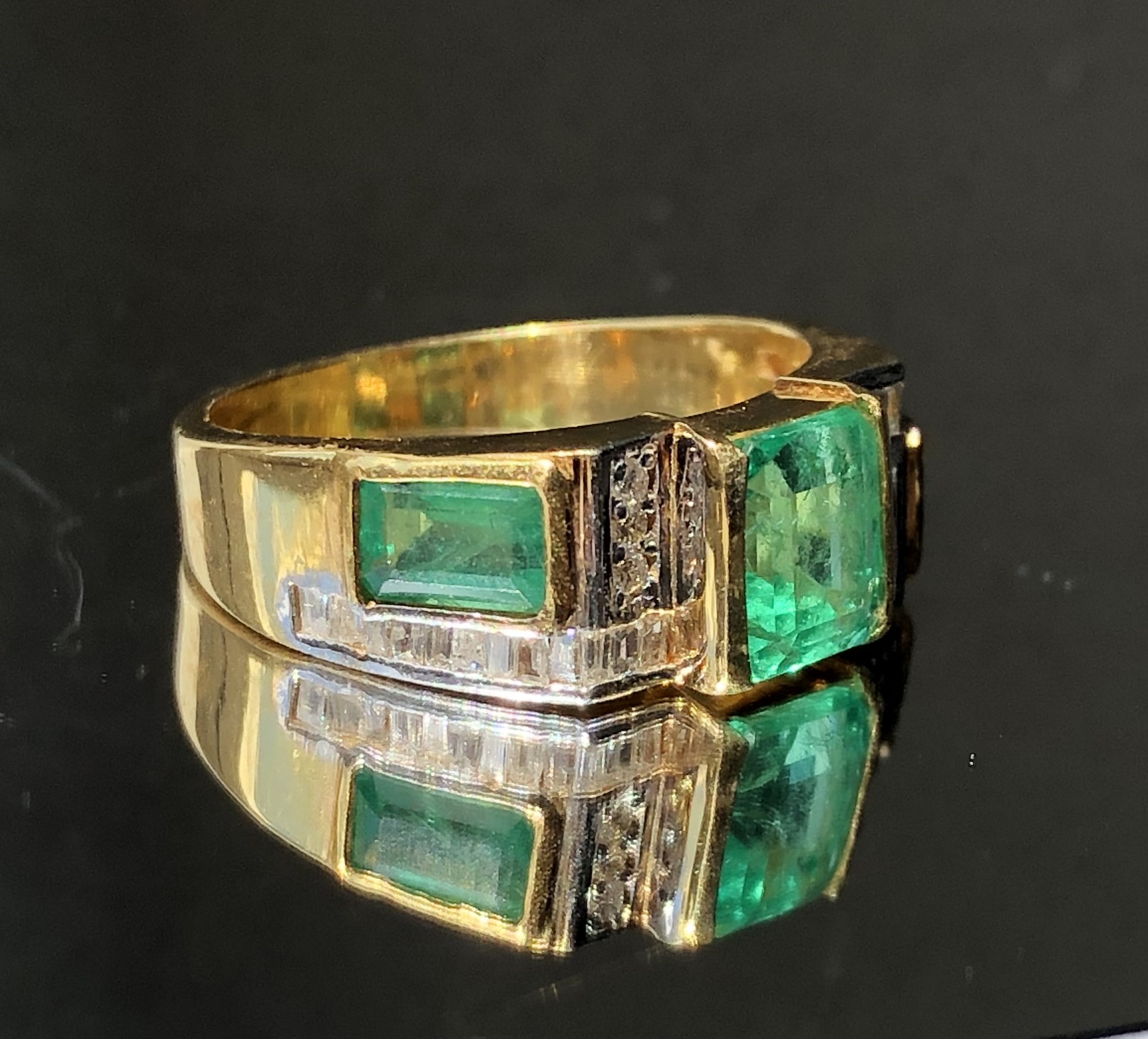 Beautiful 2.80 Carat Natural Emerald Ring With Natural Diamonds and 18k Gold - Image 6 of 7