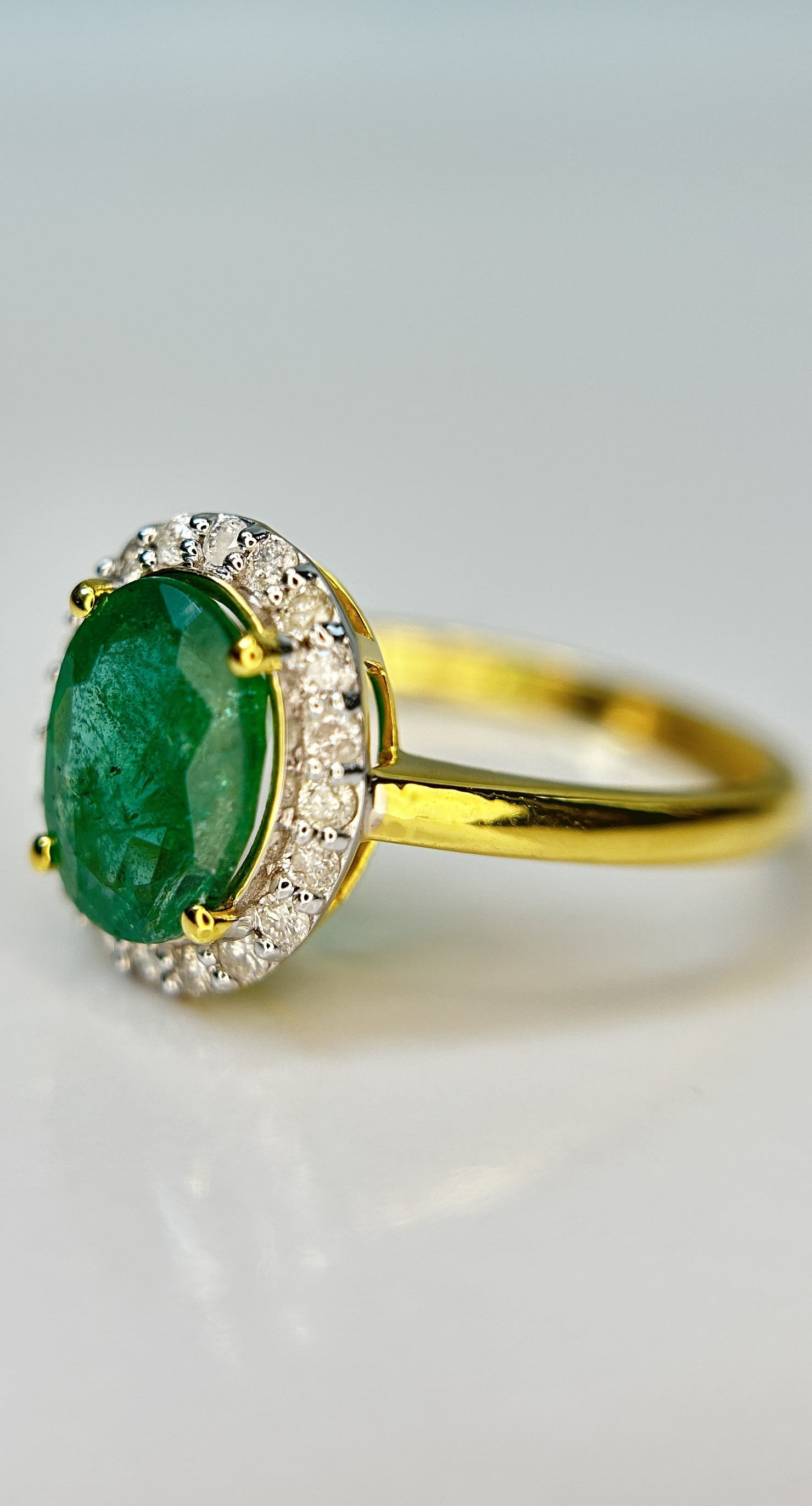 Beautiful Natural Emerald 1.52 CT With Natural Diamonds & 18k Gold - Image 3 of 8