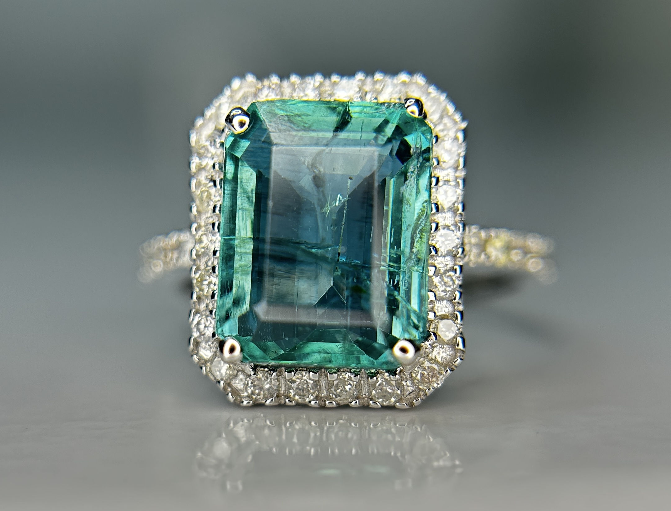 Beautiful Natural Emerald 4.27 CT With Natural Diamonds & 18kGold - Image 3 of 11