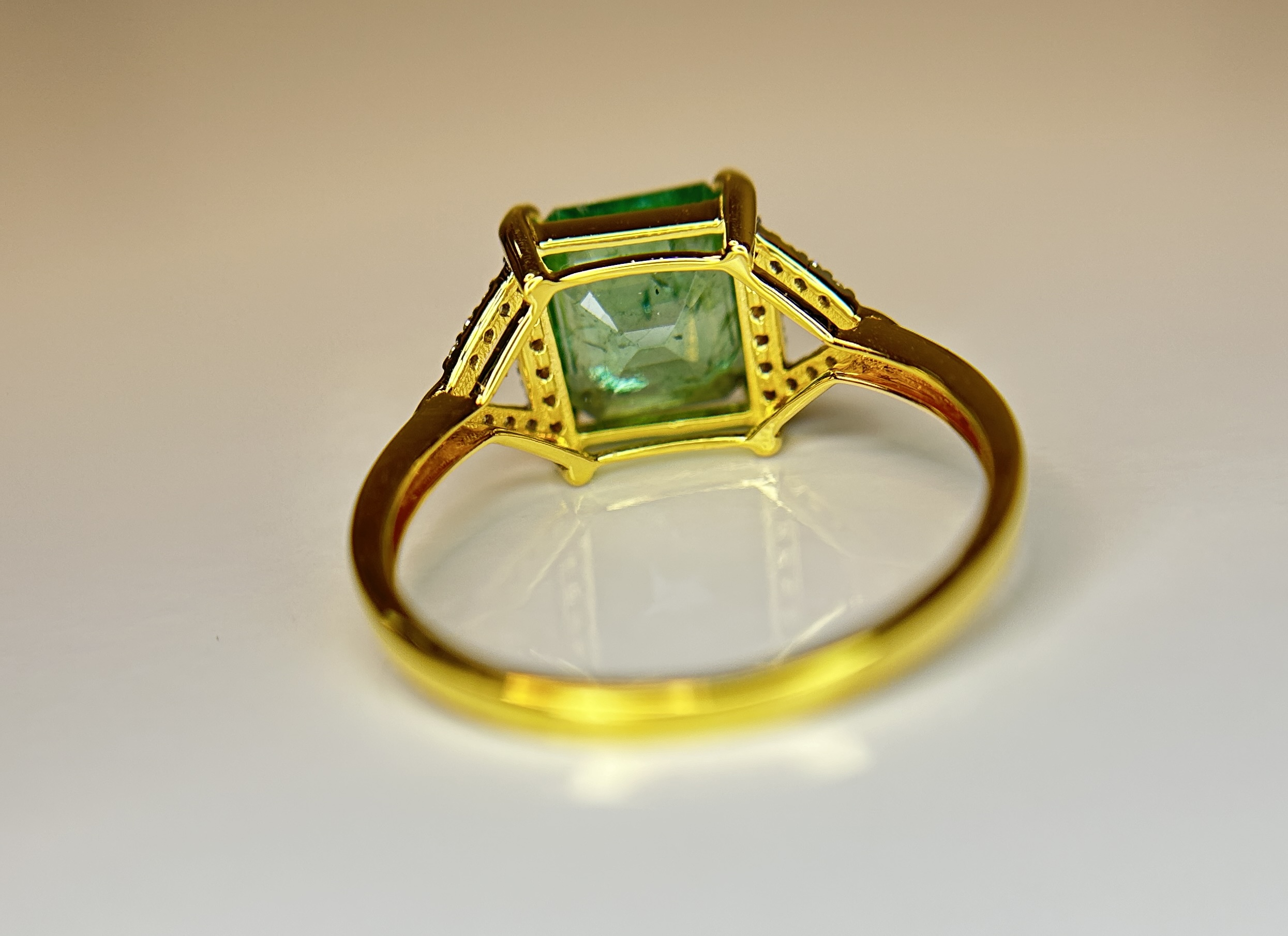 Beautiful Natural Emerald 2.21 CT With Natural Diamonds & 18k Gold - Image 5 of 9