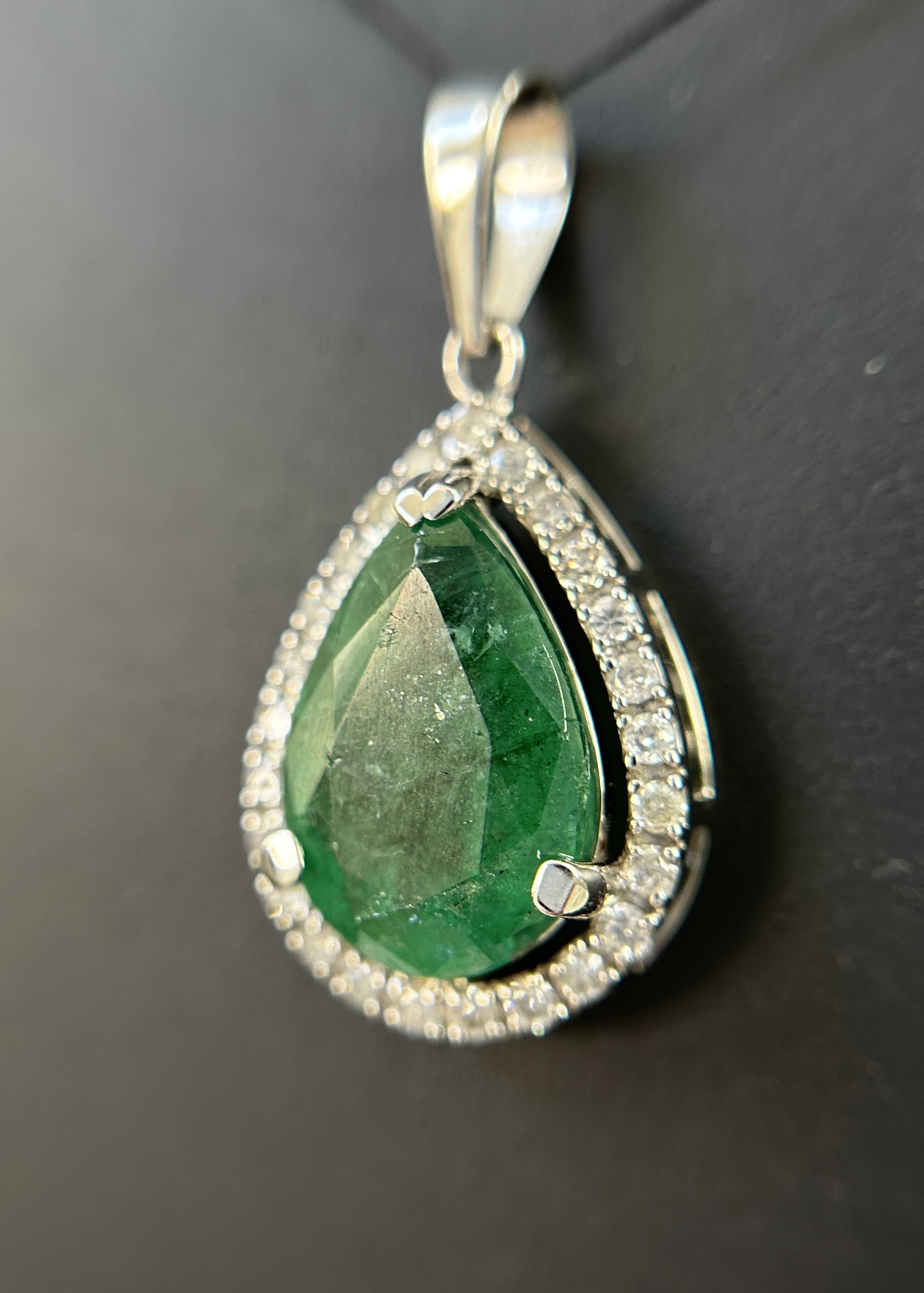 Beautiful Natural Emerald 4.16CT With Natural Diamonds & 18k Gold