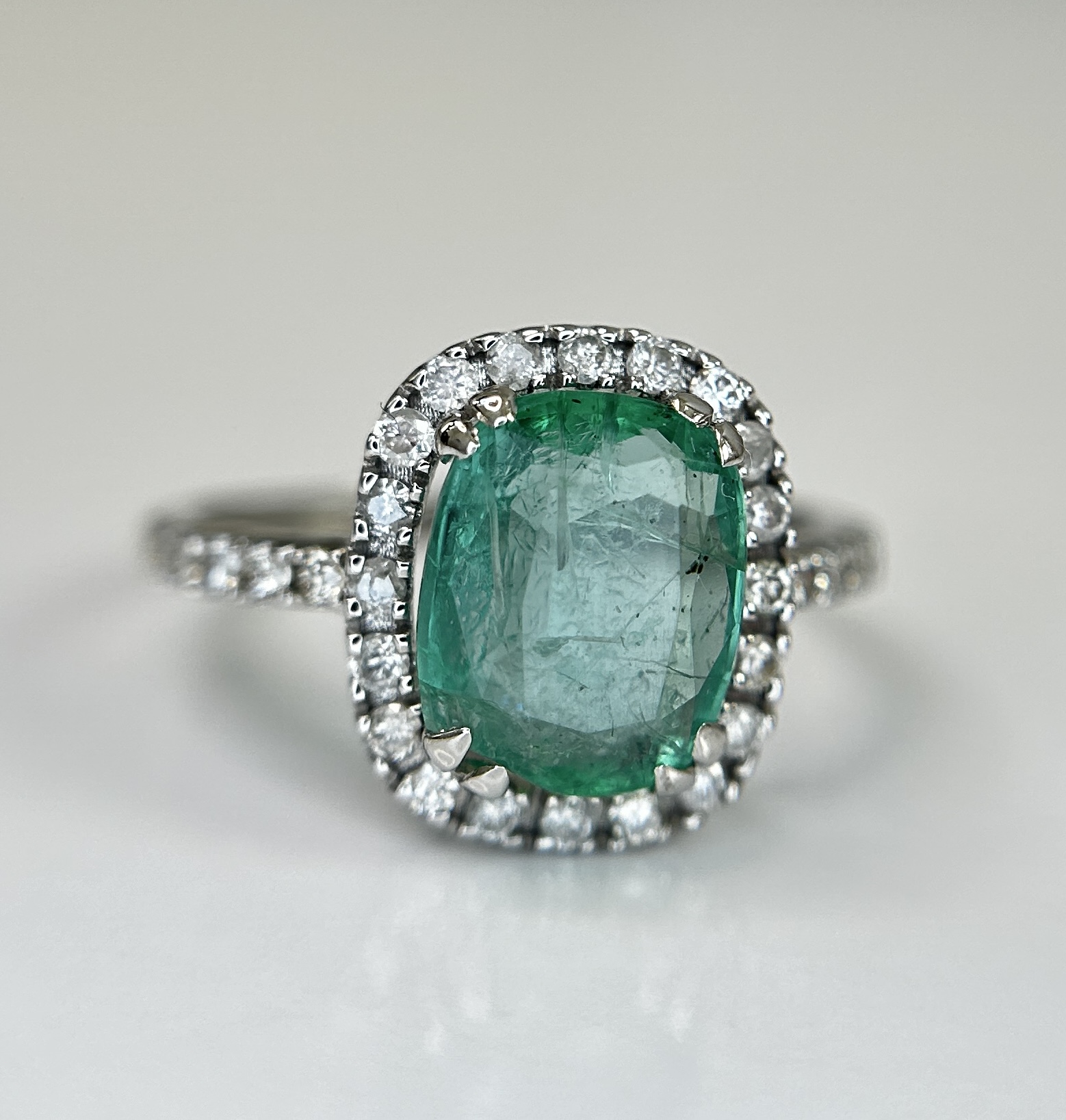 Beautiful Natural Emerald 2.42 CT With Natural Diamonds & 18k Gold - Image 2 of 9