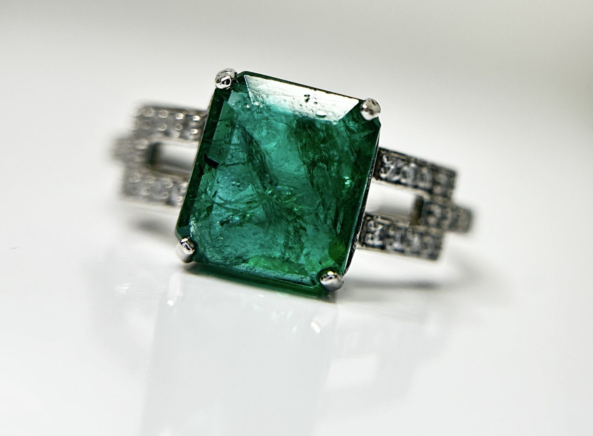 Beautiful Natural 2.64 CT Emerald Ring With Natural Diamonds & Platinum 950 - Image 2 of 9