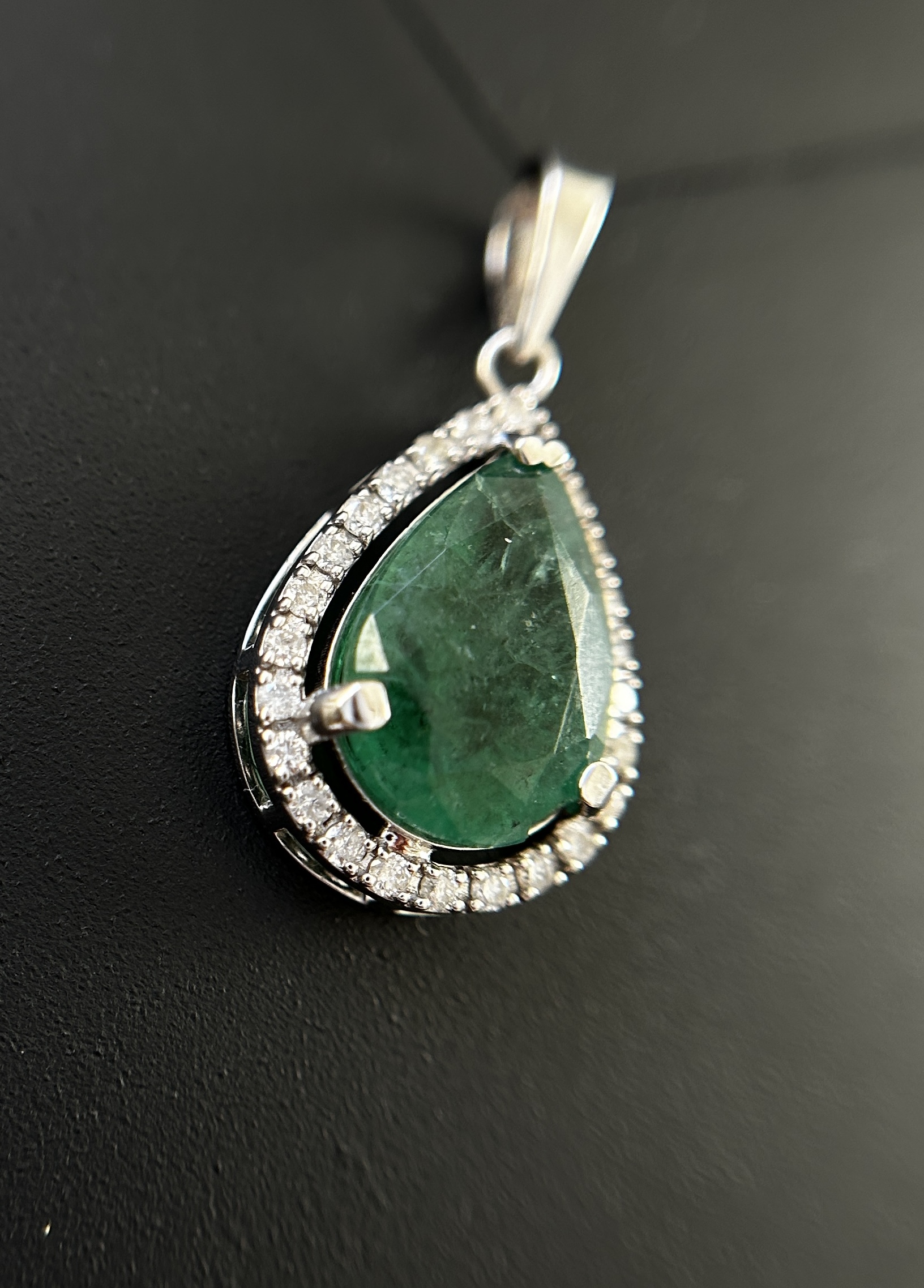 Beautiful Natural Emerald 4.16CT With Natural Diamonds & 18k Gold - Image 4 of 10