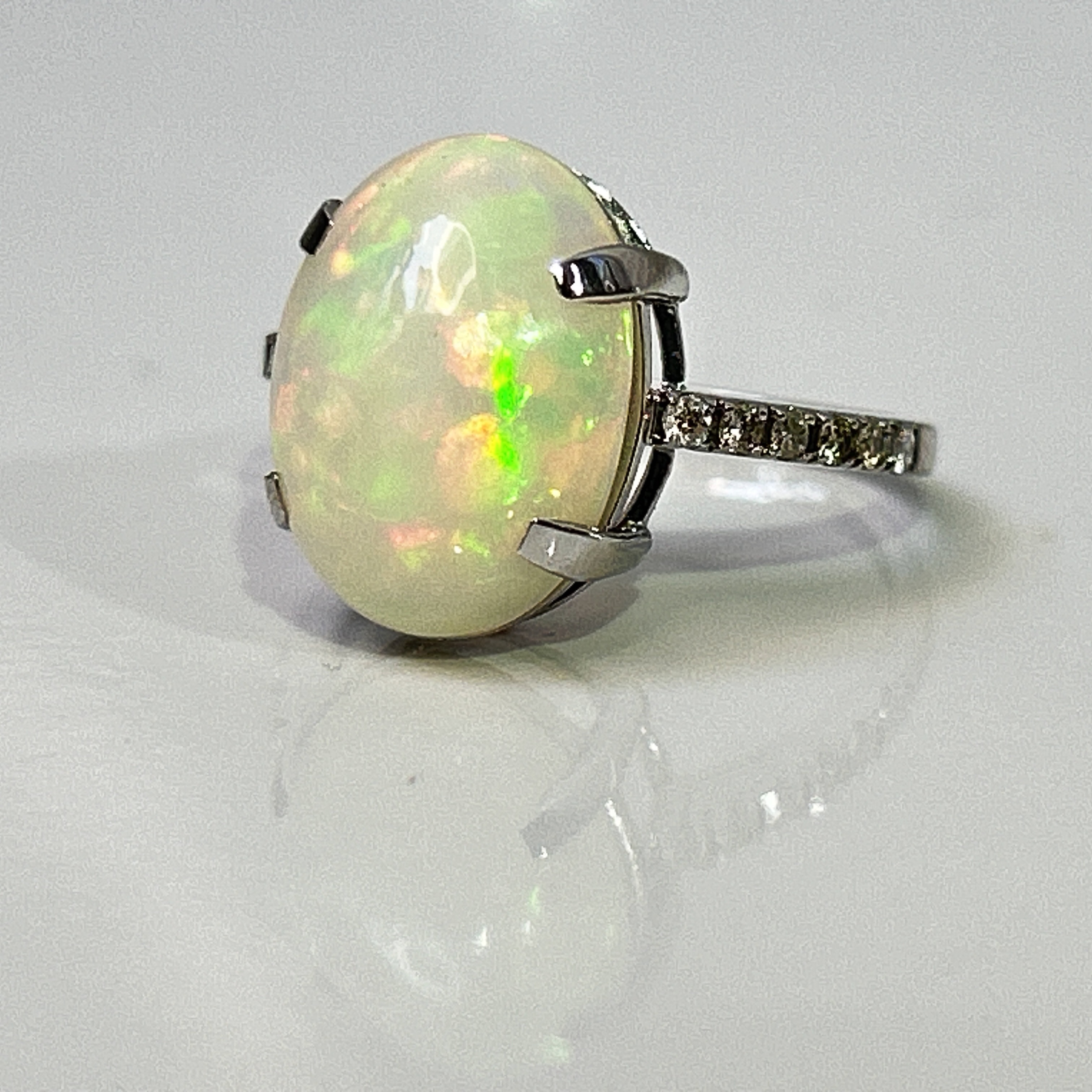 Beautiful Natural Opal 3.86 CT Ring With Natural Diamond and 18k Gold - Image 10 of 14