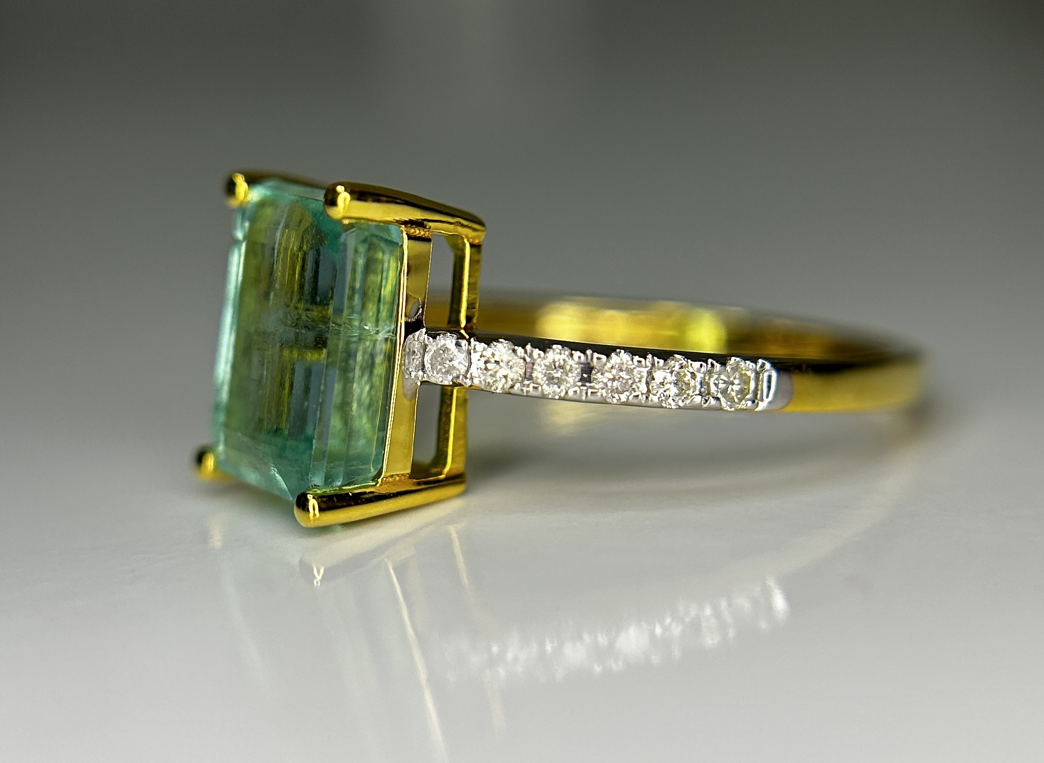 Beautiful Natural Emerald 2.68 CT With Natural Diamonds & 18k Gold - Image 3 of 8