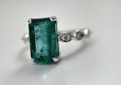 Beautiful Natural Emerald 3.97CT With Natural Diamonds & 18k Gold