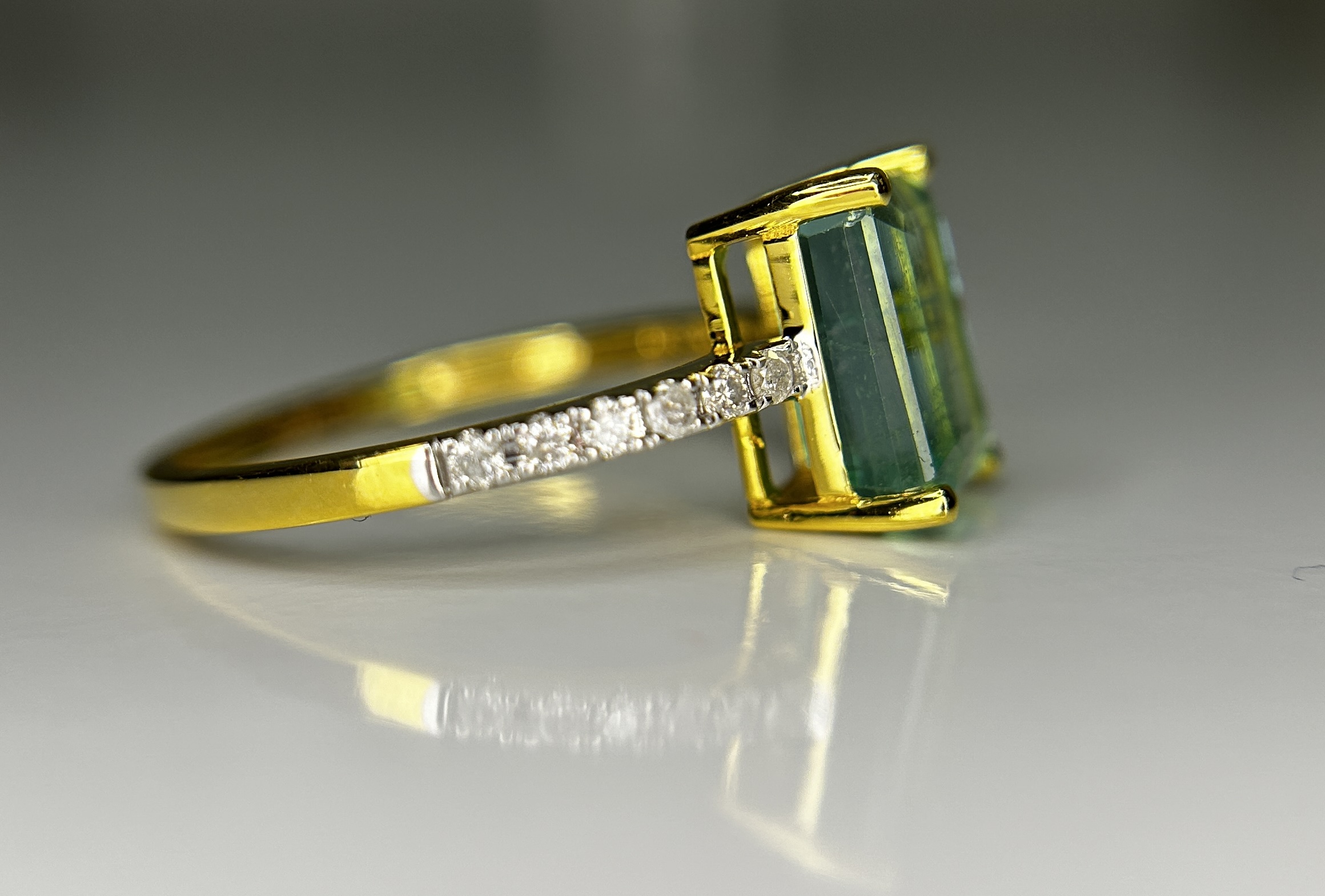 Beautiful Natural Emerald 2.68 CT With Natural Diamonds & 18k Gold - Image 4 of 8