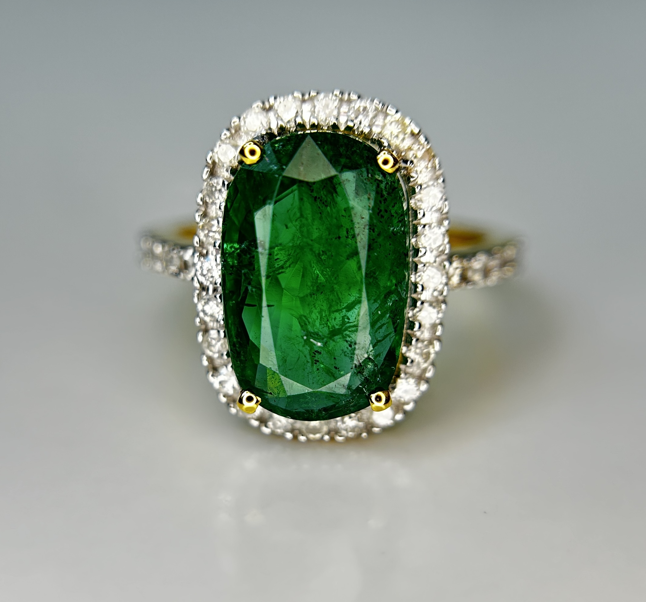 Beautiful Natural Emerald 3.90 CT With Natural Diamonds & 18k Gold - Image 3 of 10