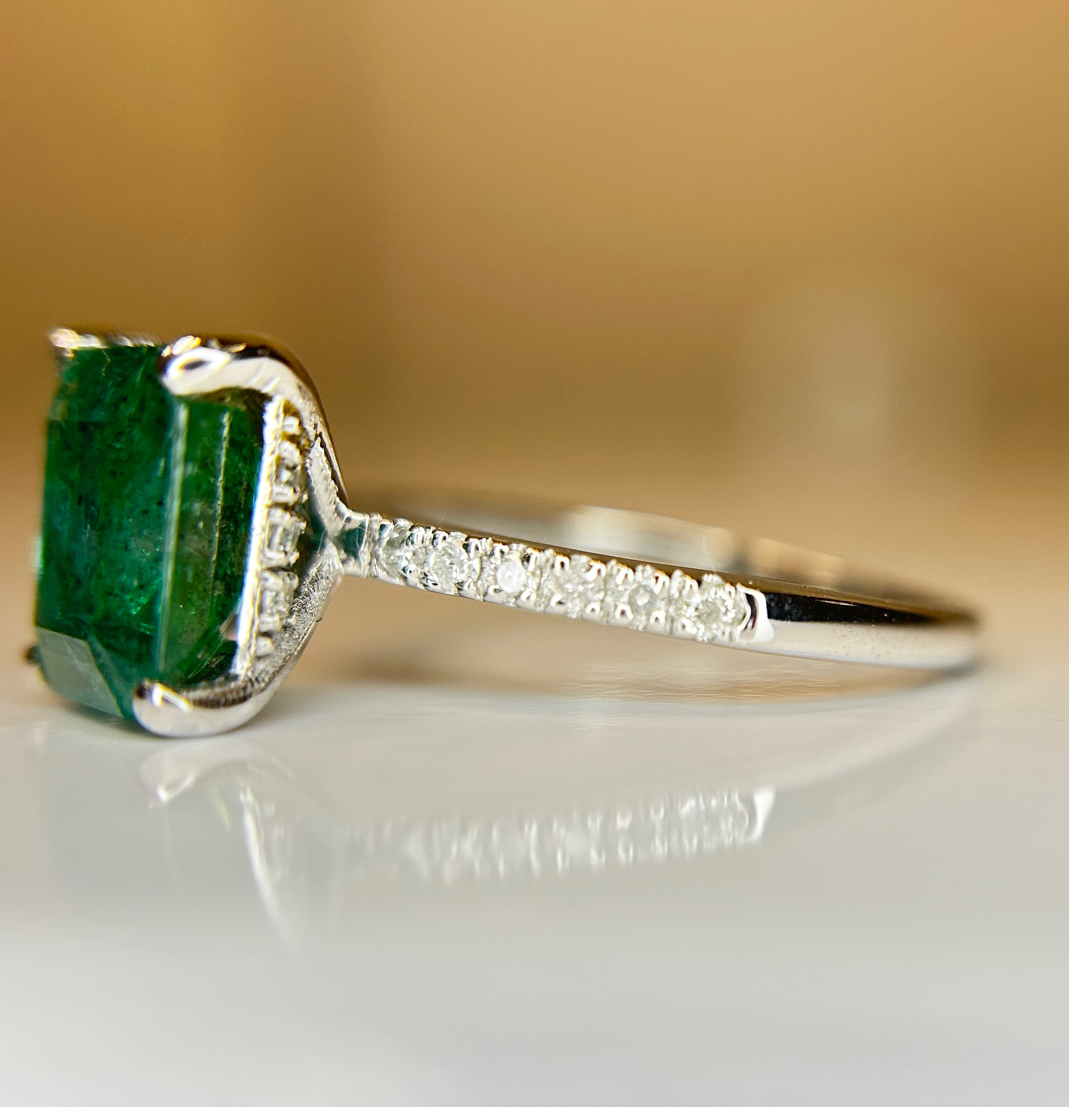 Beautiful Natural Emerald 2.64 CT With Natural Diamonds & 18k Gold - Image 9 of 10