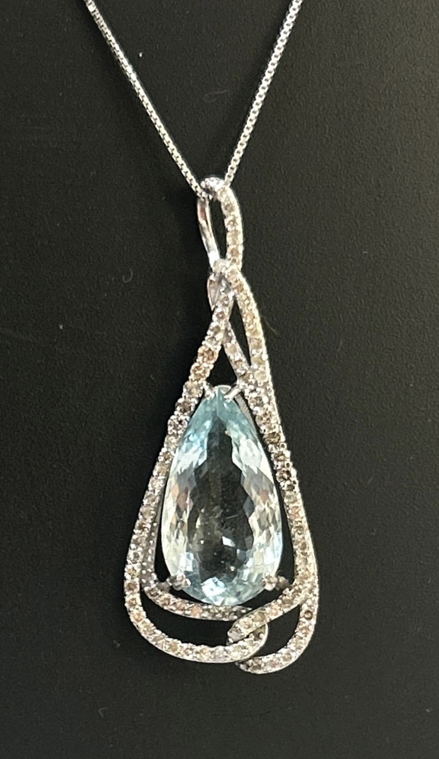 Beautiful Natural Flawless 8.81 CT Aquamarine Pendant With Diamonds and 18k Gold - Image 2 of 8