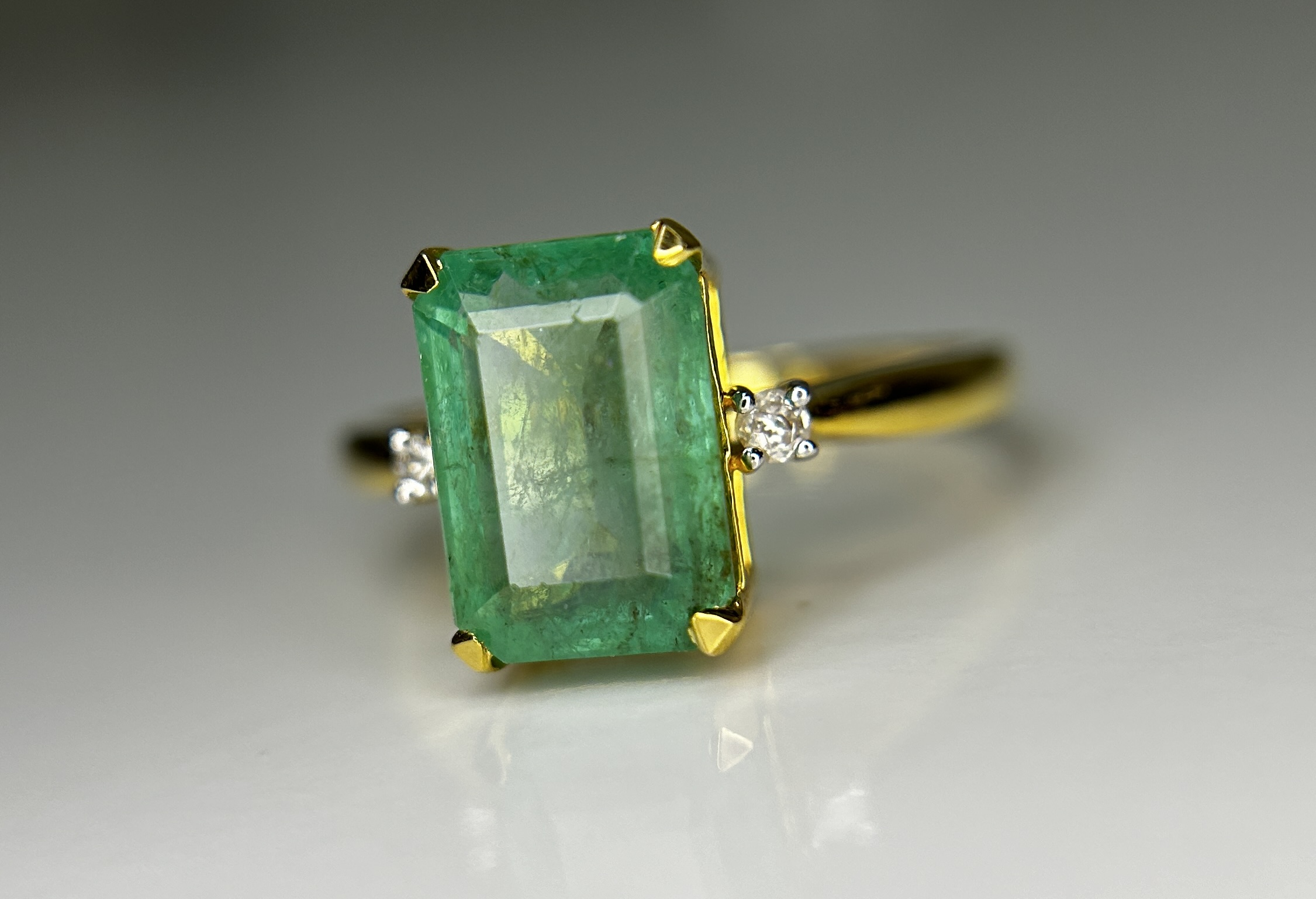 Beautiful Natural Emerald 3.51 CT With Natural Diamonds & 18k Gold - Image 10 of 11