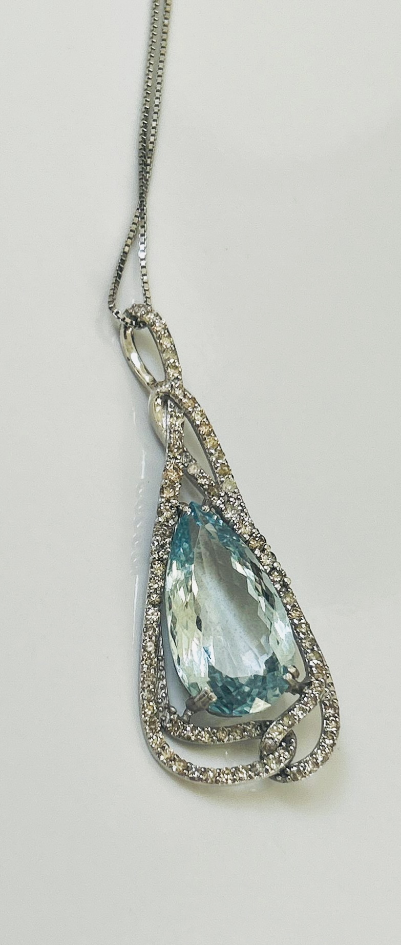 Beautiful Natural Flawless 8.81 CT Aquamarine Pendant With Diamonds and 18k Gold - Image 6 of 8