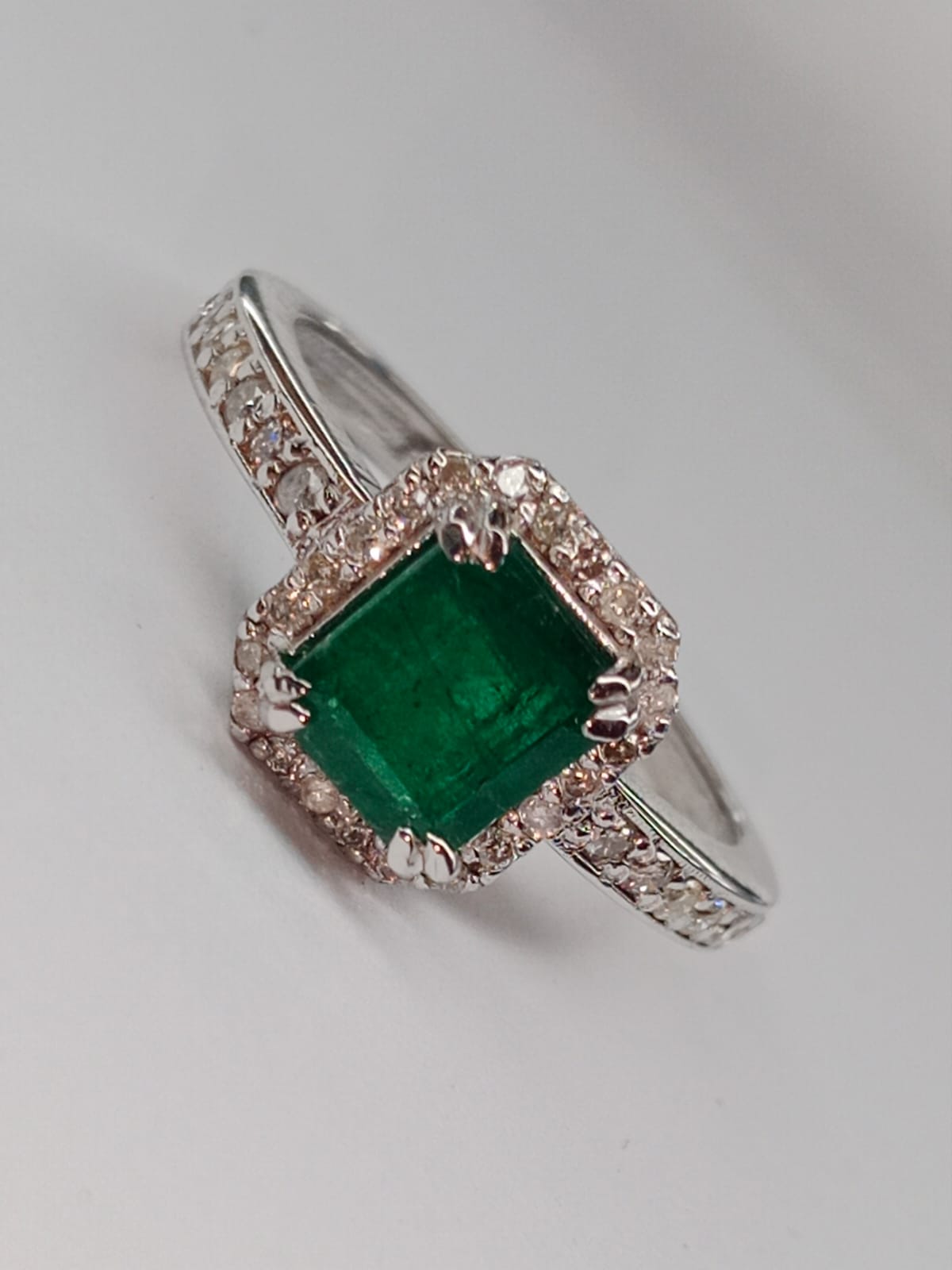 Beautiful Natural Emerald With Natural Diamonds & 18kGold - Image 3 of 6