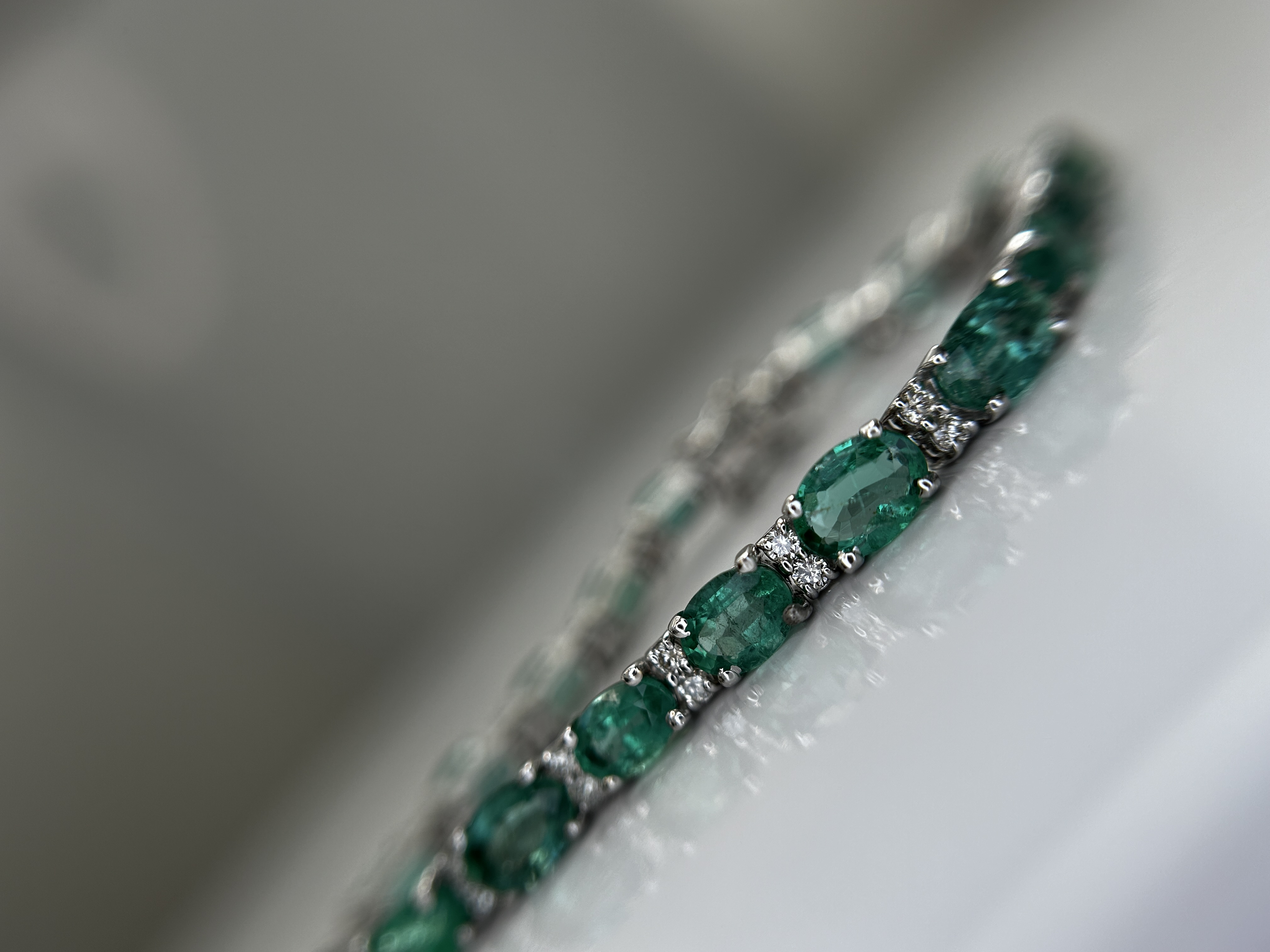 Beautiful 11.10 CTS Natural Emerald Bracelet With Natural Diamonds&18k Gold - Image 8 of 13