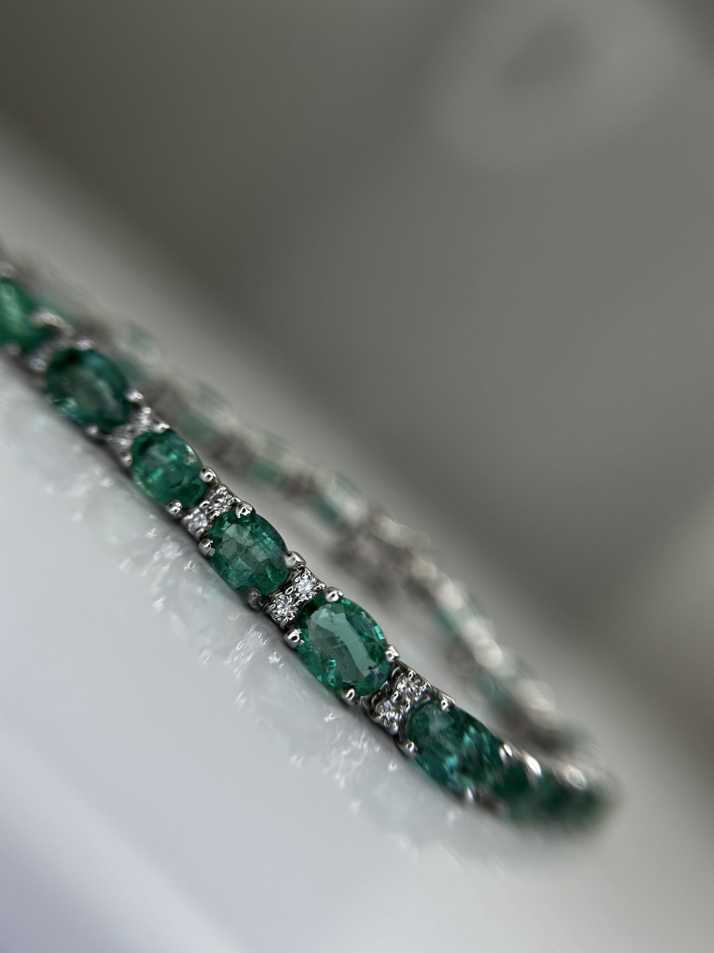 Beautiful 11.10 CTS Natural Emerald Bracelet With Natural Diamonds&18k Gold - Image 8 of 13