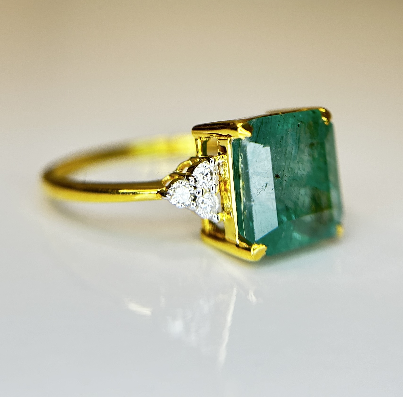 Beautiful Natural Emerald 3.25 CT With Natural Diamonds & 18k Gold - Image 2 of 7