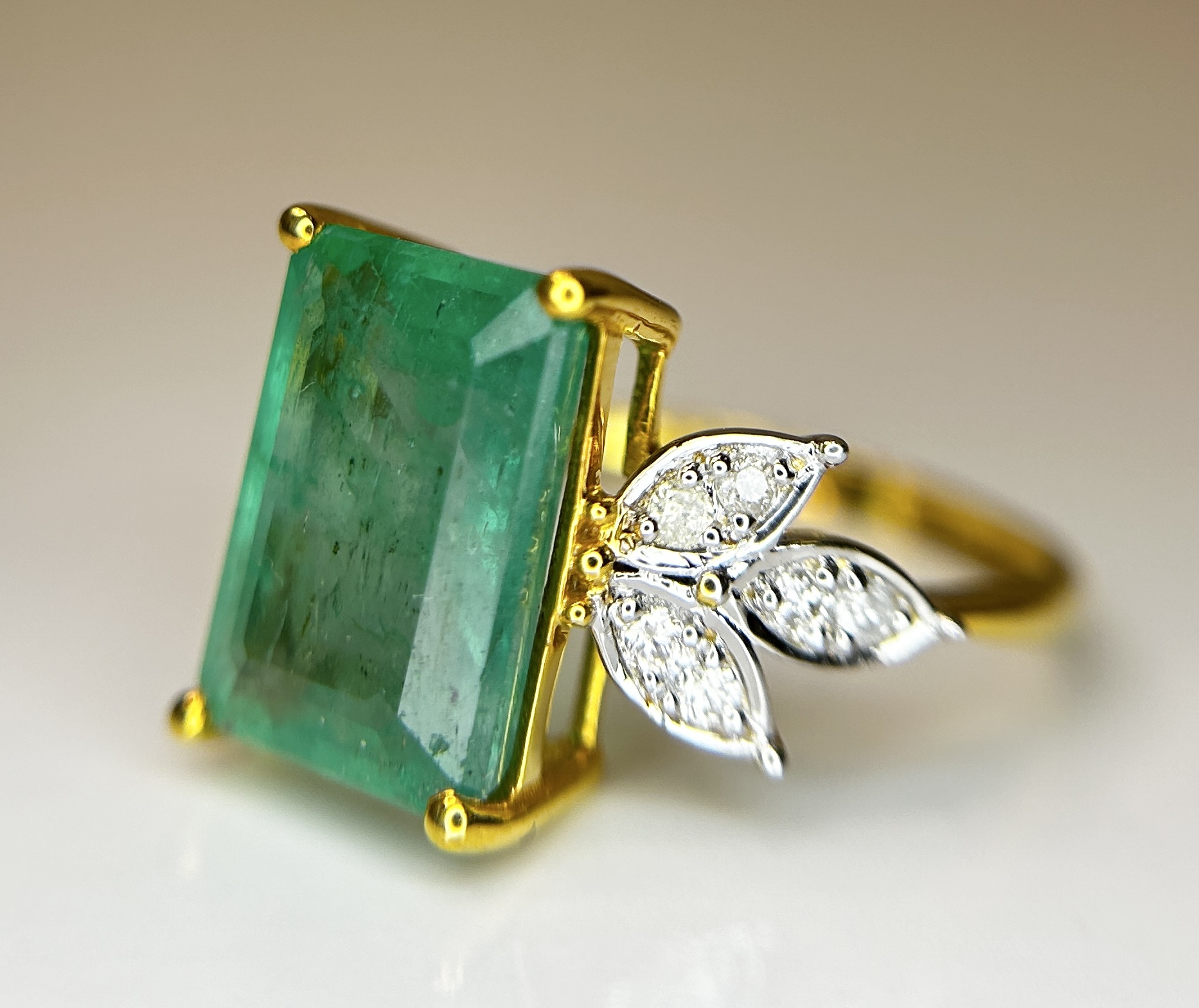 Beautiful Natural Emerald 4.32 CT With Natural Diamonds & 18k Gold - Image 3 of 9