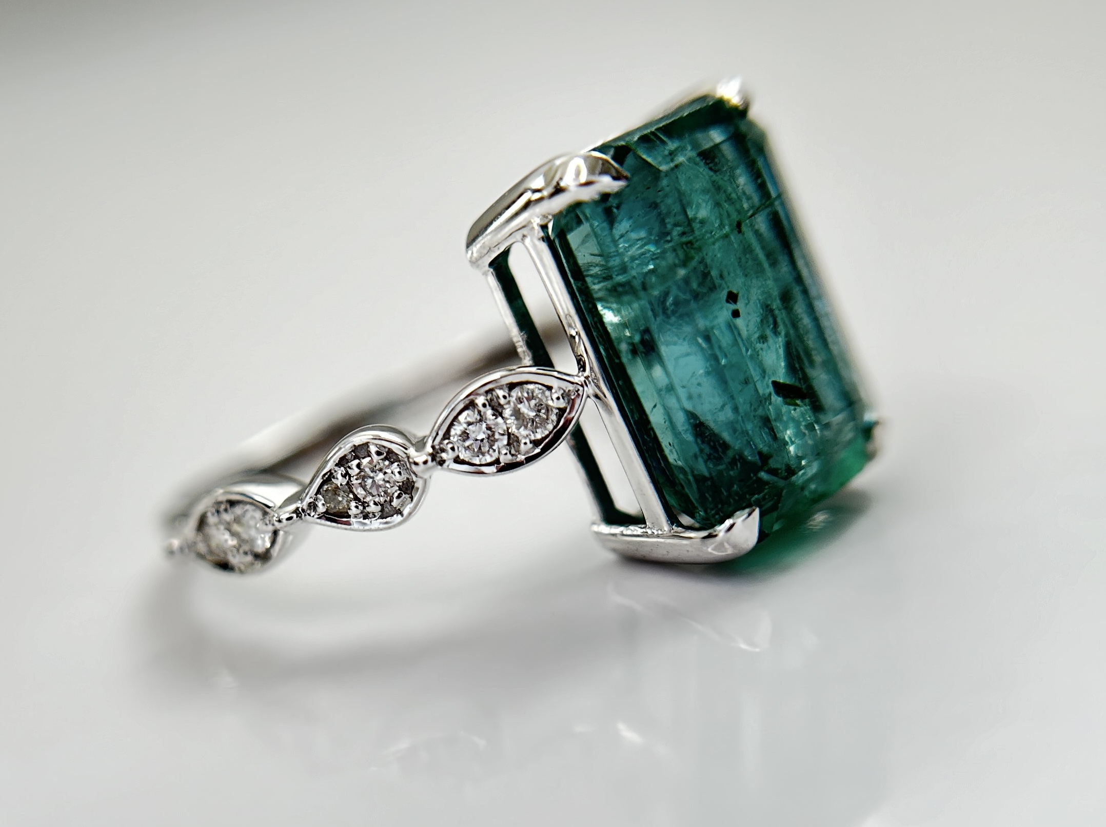 Beautiful Natural Emerald 3.97CT With Natural Diamonds & 18k Gold - Image 6 of 10