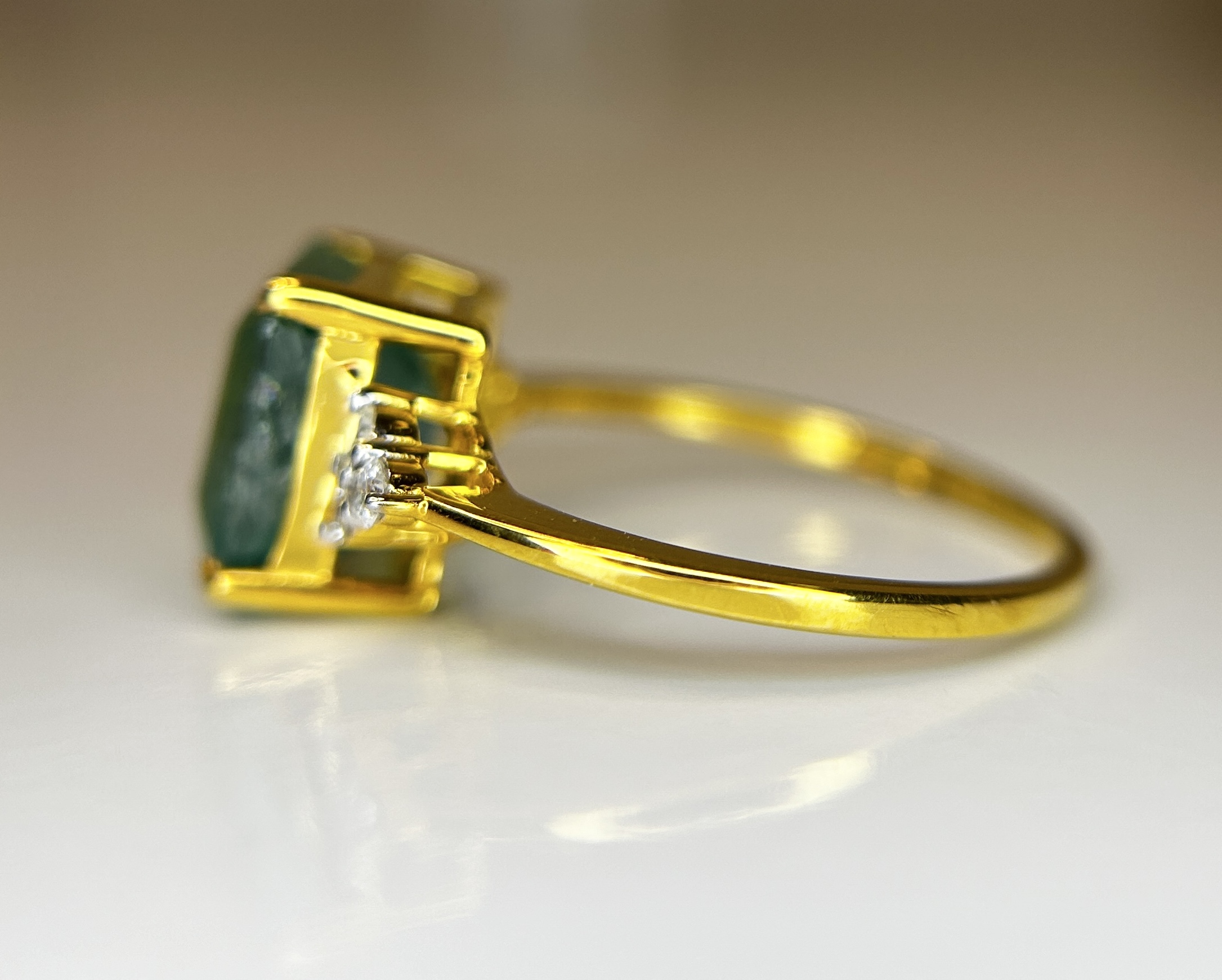 Beautiful Natural Emerald 3.25 CT With Natural Diamonds & 18k Gold - Image 4 of 7