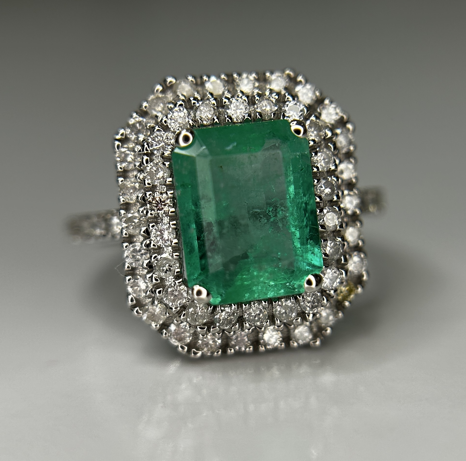 Beautiful Natural Columbian Emerald 2.23 CT With Natural Diamonds & 18k Gold - Image 11 of 14